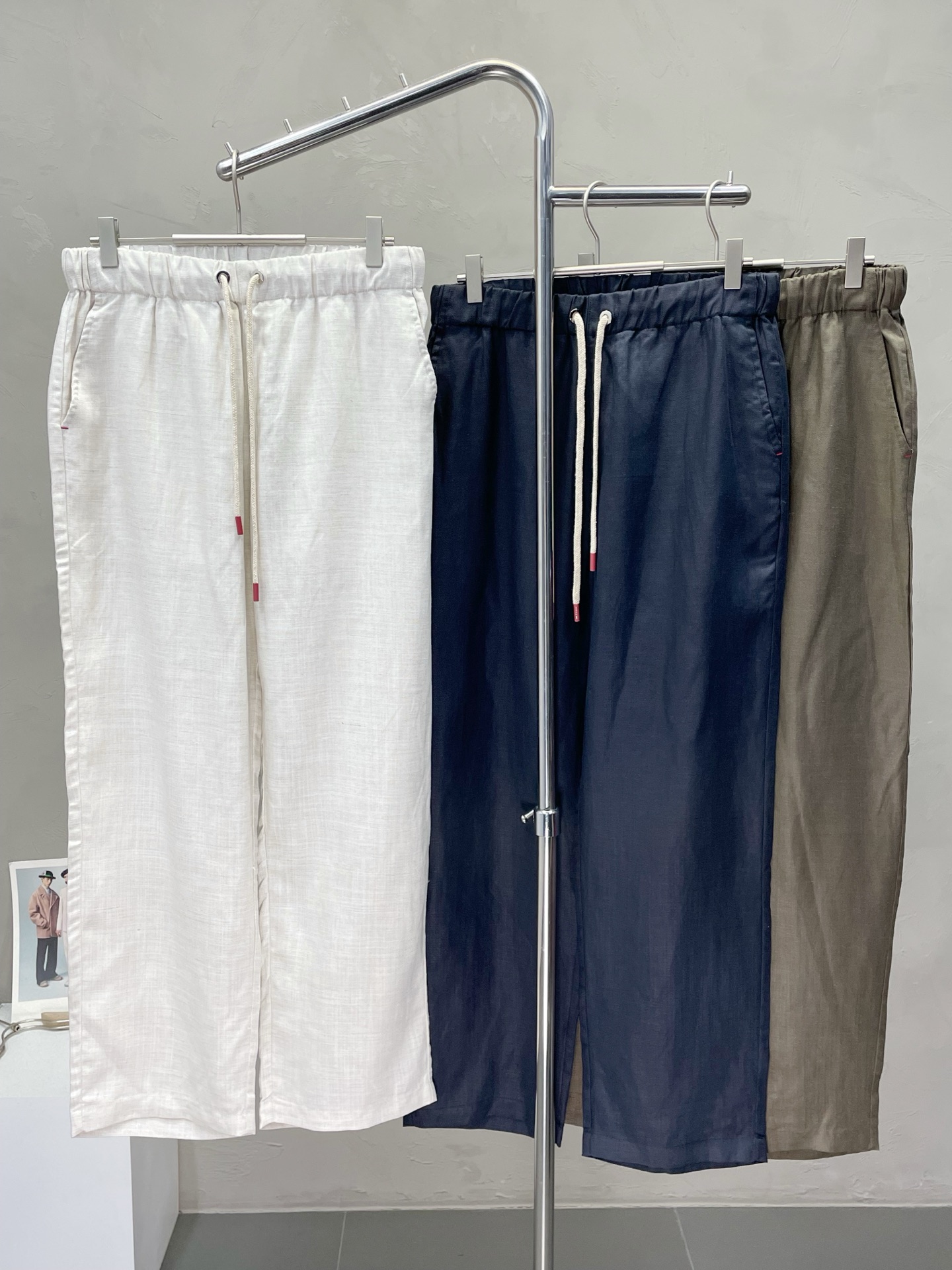NO:426333,.KITON exclusively offers new spring and summer casual pants, high-end version!  Custom linen fabrics in the counter are breathable and comfortable, with impeccable details, and the brand element design concept reflects high quality. The feel is delicate and soft!  It is casually cut, with a great upper body style!  S-XL, alexander wang19860909.KITON独家专供新款春夏休闲裤 高端版本！专柜定制亚麻面料 透气舒适度高,细节无可挑剔,品牌元素设计理念,体现高品质.手感细腻柔软！呈现休闲裁剪,上身版型超赞！码数S-XL,,alexander wang,Men's clothing
