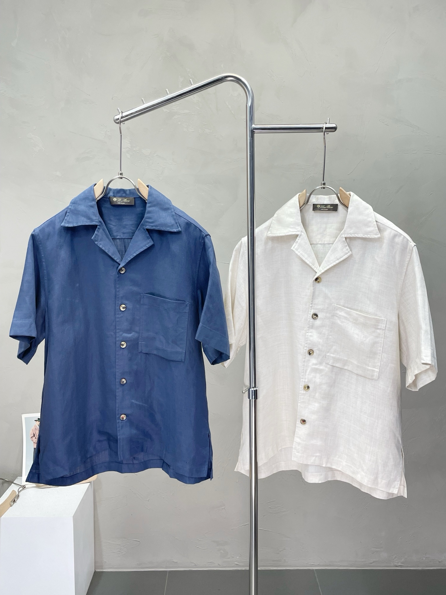 NO:426286,.LP-Loro Piana exclusively offers new original single men's casual short-sleeved shirts. High-end customization. High-end version. Fashionable and versatile imported linen fabric. Super soft and delicate touch. Comfortable skin-friendly and comfortable to wear. High-end boutique. OEM is very good for fine production. Men's essential items. Complete three standards. S-XL, loro piga, loro piga,shirts, T-shirt, alexander wang.19860909.LP-Loro Piana诺悠翩雅独家专供新款原单男士休闲短袖衬衫 高端定制 高版本 时尚百搭爆款进口亚麻面料 手感超柔软细腻 穿着亲肤舒适 高端精品 代工厂精细做上身非常赞 男士必备单品 三标齐全 码数S-XL,,loro piana,loro piana,shirts,T-shirt,alexander wang,Men's clothing