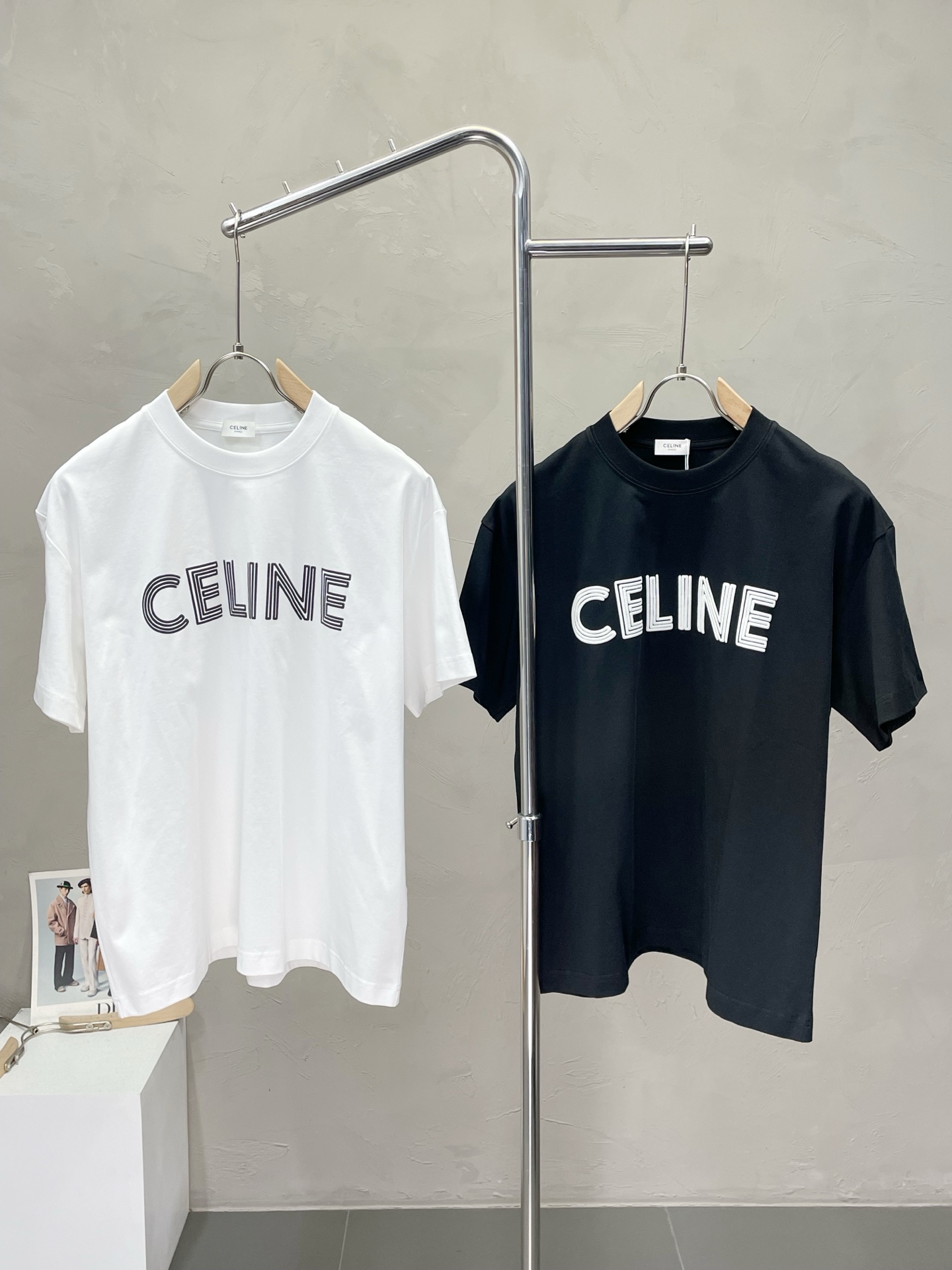 NO:426270,.CELINE exclusively offers new original single men's casual short sleeves, high-end customization, high-end version, fashionable and versatile imported fabric, super soft and delicate, skin-friendly and comfortable to wear, high-end boutique, OEM, fine-made top body, very good, men's essential items, complete three standards, S-XL,,celine,celine,T-shirt,alexander wang19860909.CELINE赛琳独家专供新款原单男士休闲短袖 高端定制 高版本 时尚百搭爆款进口面料 手感超柔软细腻 穿着亲肤舒适 高端精品 代工厂精细做上身非常赞 男士必备单品 三标齐全 码数S-XL,,celine,celine,T-shirt,alexander wang,Men's clothing