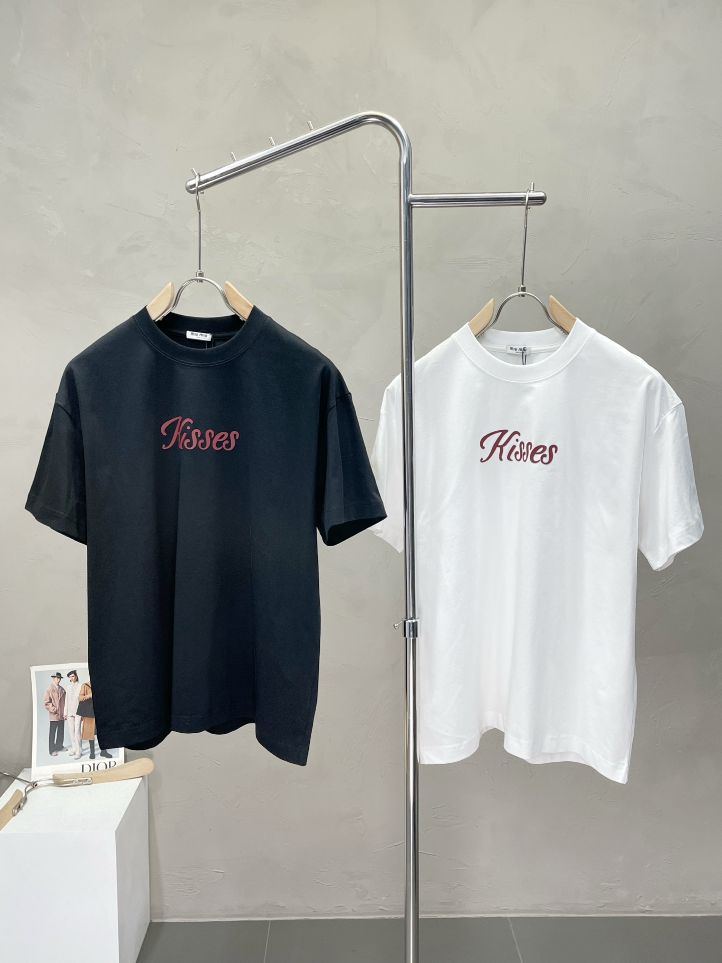 NO:422788,.Miu Miu Miu exclusively supplies new original single men's casual short sleeves, high-end customization, high-end version, fashionable and versatile imported fabric, super soft and delicate, skin-friendly and comfortable to wear, high-end boutique, OEM factory made the top body very good, men's essential items, three standards, S-XL,,miumiu, T-shirt, alexander wang19860909.Miu Miu缪缪独家专供新款原单男士休闲短袖 高端定制 高版本 时尚百搭爆款进口面料 手感超柔软细腻 穿着亲肤舒适 高端精品 代工厂精细做上身非常赞 男士必备单品 三标齐全 码数S-XL,,miumiu,T-shirt,alexander wang,Men's clothing