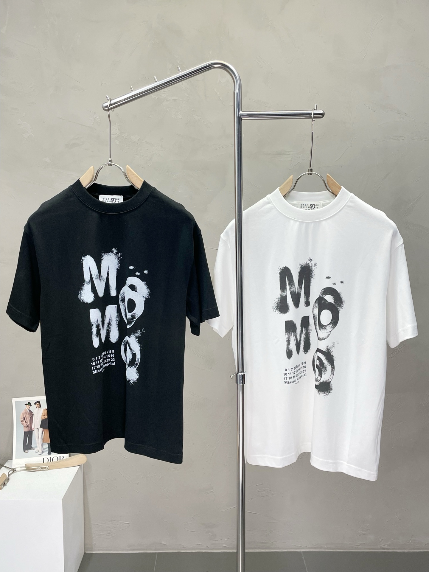 NO:426254,.Maison Margiela Mason Margiela MM6 exclusively offers new original single men's casual short sleeves, high-end customization, high-end version, fashionable and versatile imported fabric, super soft and delicate, skin-friendly and comfortable to wear, high-end boutique, OEM, fine-made top body, very good, men's essential items, three standards, S-2XL,,masion margiela,masion margiela,T-shirt,alexander wang19860909.Maison Margiela梅森马吉拉MM6独家专供新款原单男士休闲短袖 高端定制 高版本 时尚百搭爆款进口面料 手感超柔软细腻 穿着亲肤舒适 高端精品 代工厂精细做上身非常赞 男士必备单品 三标齐全 码数S-2XL,,masion margiela,masion margiela,T-shirt,alexander wang,Men's clothing