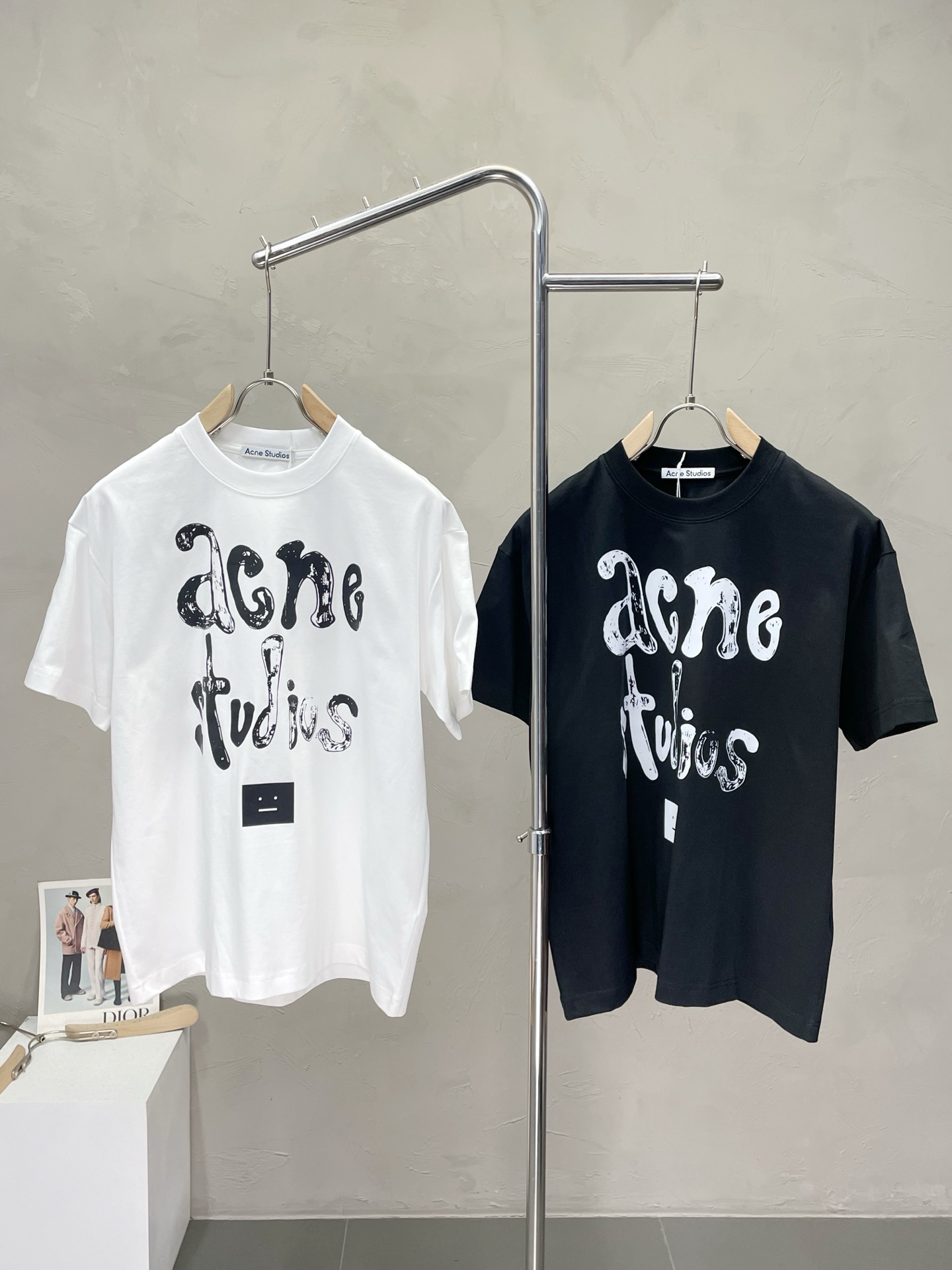 NO:422952,.Acne Studios exclusively offers new original single men's casual short sleeves, high-end customization, high-end version, fashionable and versatile imported fabric, super soft and delicate, skin-friendly and comfortable to wear, high-end boutique, OEM, fine-made top body, very good, men's essential items, complete three standards, S-XL,,acne studios,dior,T-shirt,alexander wang19860909.Acne Studios独家专供新款原单男士休闲短袖 高端定制 高版本 时尚百搭爆款进口面料 手感超柔软细腻 穿着亲肤舒适 高端精品 代工厂精细做上身非常赞 男士必备单品 三标齐全 码数S-XL,,acne studios,dior,T-shirt,alexander wang,Men's clothing