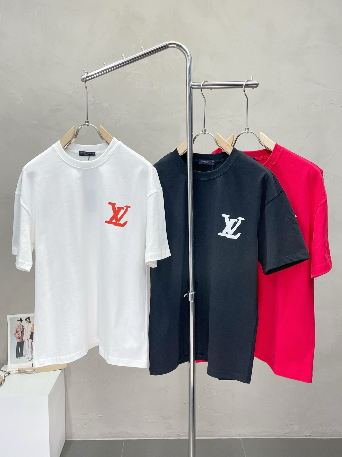 NO:426267,.Louis Vuitton exclusively offers new original single men's casual short sleeves, high-end customization, high-end version, fashionable and versatile imported fabric, super soft and delicate, skin-friendly and comfortable to wear, high-end boutique, OEM factory fine-made top body, very good men's essential items, three standards, 48-54,,louis vuitton,louis vuitton,T-shirt,alexander wang19860909.Louis Vuitton路易威登独家专供新款原单男士休闲短袖 高端定制 高版本 时尚百搭爆款进口面料 手感超柔软细腻 穿着亲肤舒适 高端精品 代工厂精细做上身非常赞 男士必备单品 三标齐全 码数48-54,,louis vuitton,louis vuitton,T-shirt,alexander wang,Men's clothing