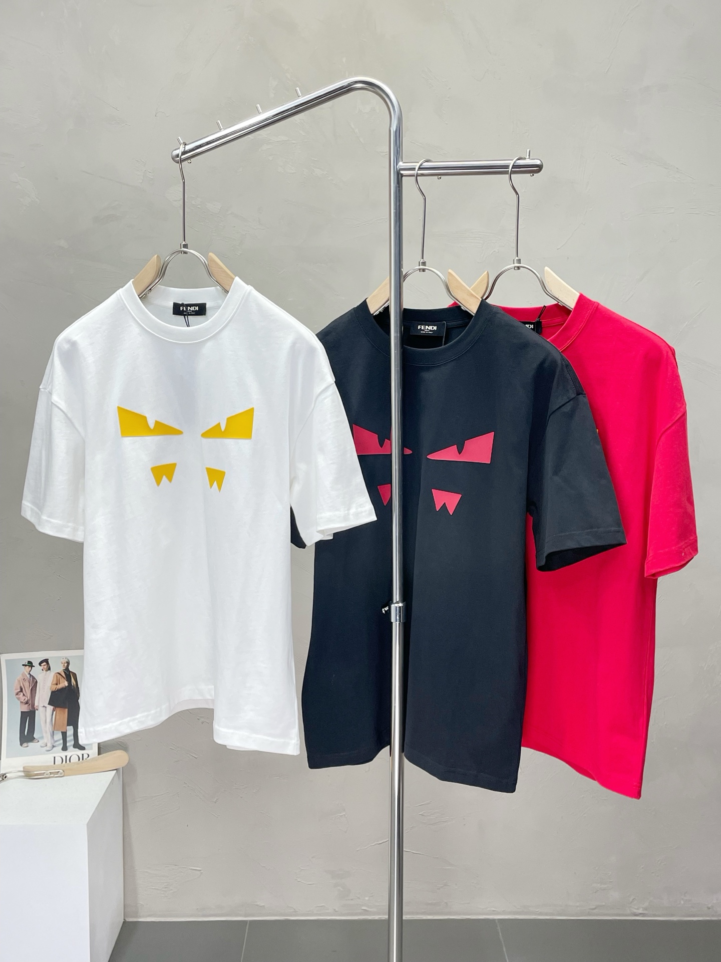 NO:426317,.FENDI exclusively offers new original single men's casual short sleeves, high-end customization, high-end version, fashionable and versatile imported fabric, super soft and delicate, skin-friendly and comfortable to wear, high-end boutique, OEM, fine-made, very good for the upper body, men's essential items, three standards, 48-54,,fendi,fendi,T-shirt,alexander wang19860909.FENDI芬迪独家专供新款原单男士休闲短袖 高端定制 高版本 时尚百搭爆款进口面料 手感超柔软细腻 穿着亲肤舒适 高端精品 代工厂精细做上身非常赞 男士必备单品 三标齐全 码数48-54,,fendi,fendi,T-shirt,alexander wang,Men's clothing