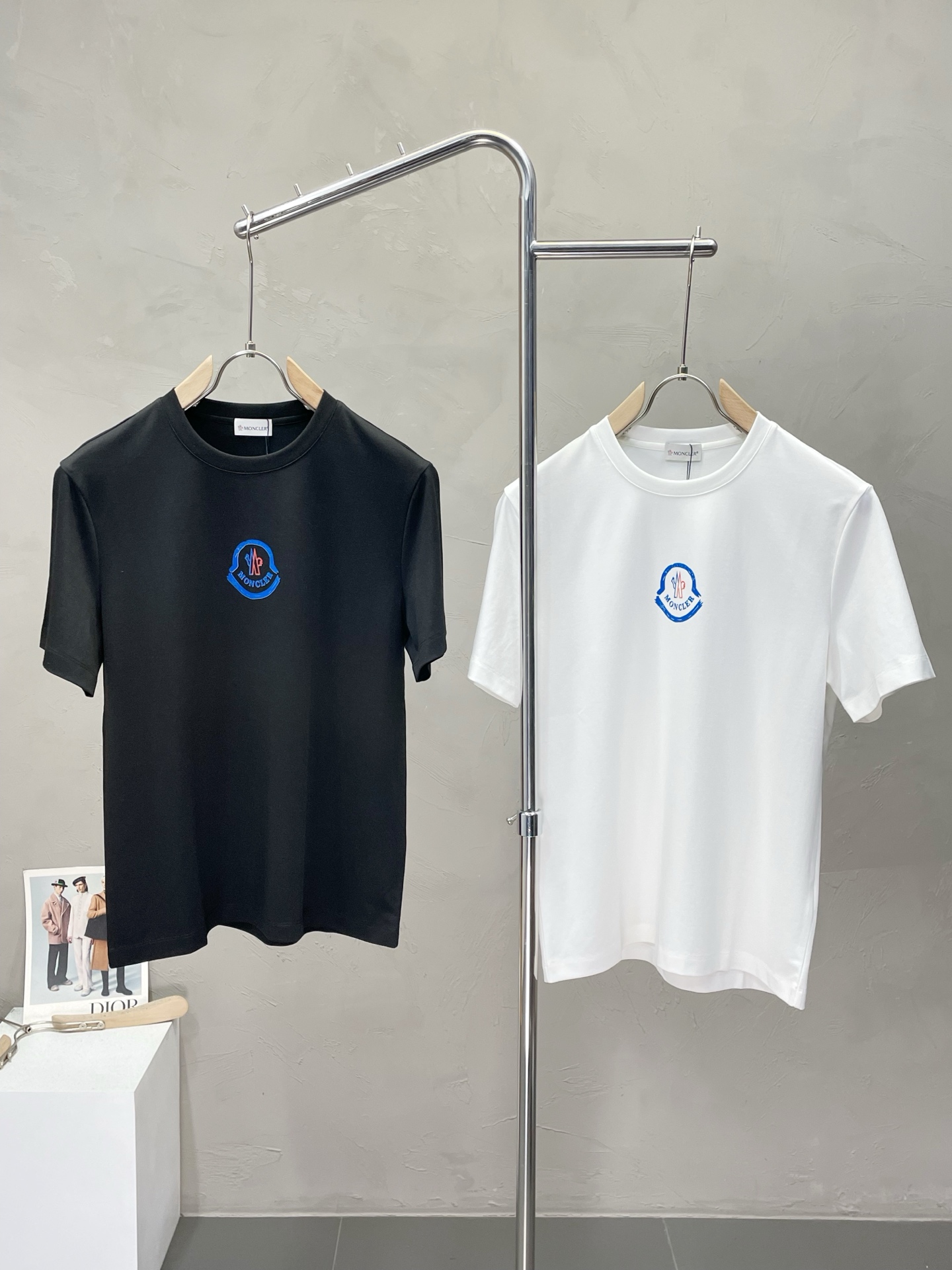 NO:422850,.Moncler mask exclusively provides new original single men's casual short sleeves, high-end customization, high-end version, fashionable and versatile imported fabric, super soft and delicate, skin-friendly and comfortable to wear, high-end boutique, OEM factory fine-made top body, very good men's essential items, three standards, code M-4XL,,Moncler, T-shirt, alexander wang19860909.Moncler蒙口独家专供新款原单男士休闲短袖 高端定制 高版本 时尚百搭爆款进口面料 手感超柔软细腻 穿着亲肤舒适 高端精品 代工厂精细做上身非常赞 男士必备单品 三标齐全 码数M-4XL,,Moncler,T-shirt,alexander wang,Men's clothing