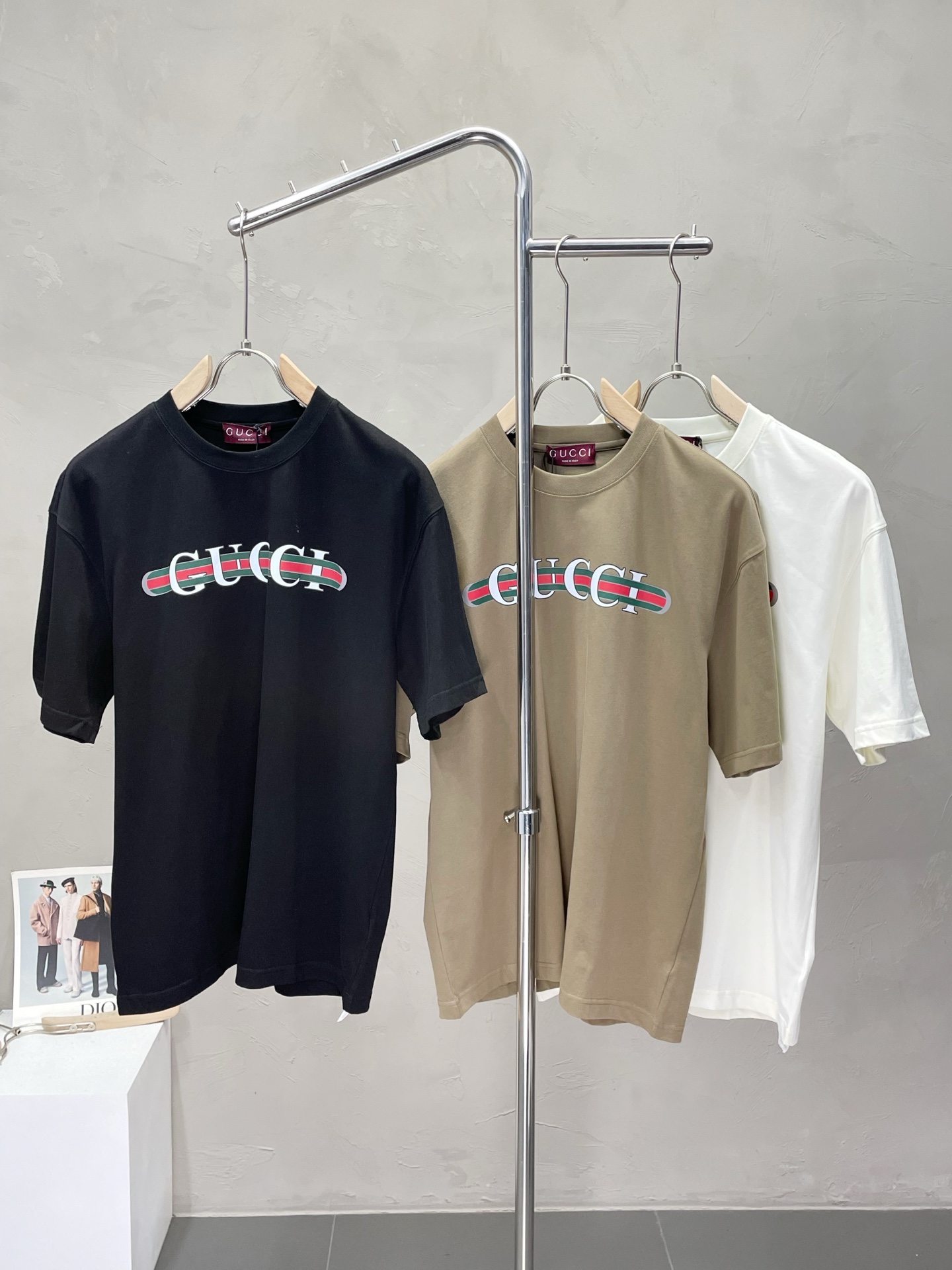 NO:422879,.Gucci exclusively offers new original single men's casual short sleeves, high-end customization, high-end version, fashionable and versatile imported fabric, super soft and delicate, skin-friendly and comfortable to wear, high-end boutique, OEM, fine-made top body, very good, men's essential items, three standards, S-3XL,,gucci,gucci, T-shirt, alexander wang19860909.Gucci古驰独家专供新款原单男士休闲短袖 高端定制 高版本 时尚百搭爆款进口面料 手感超柔软细腻 穿着亲肤舒适 高端精品 代工厂精细做上身非常赞 男士必备单品 三标齐全 码数S-3XL,,gucci,gucci,T-shirt,alexander wang,Men's clothing