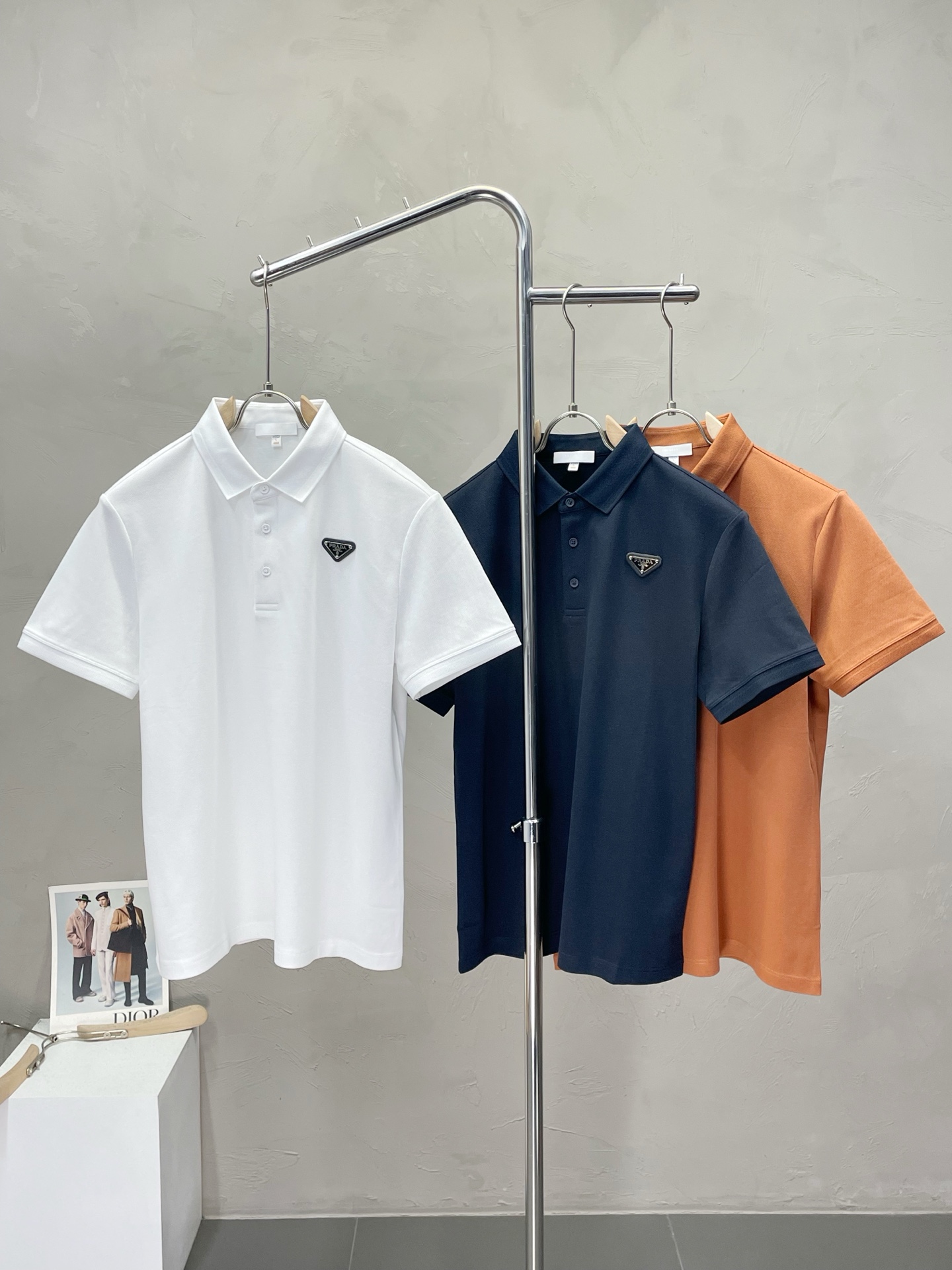 NO:426235,.Prada exclusively offers new original single men's casual short sleeves, high-end customization, high-end version, fashionable and versatile imported fabric, super soft and delicate, skin-friendly and comfortable to wear, high-end boutique, OEM, fine production, very good for the upper body, men's essential items, three standards, M-3XL,,prada,prada,T-shirt,alexander wang19860909.Prada普拉达独家专供新款原单男士休闲短袖 高端定制 高端版本 时尚百搭爆款进口面料 手感超柔软细腻 穿着亲肤舒适 高端精品 代工厂精细做上身非常赞 男士必备单品 三标齐全 码数M-3XL,,prada,prada,T-shirt,alexander wang,Men's clothing