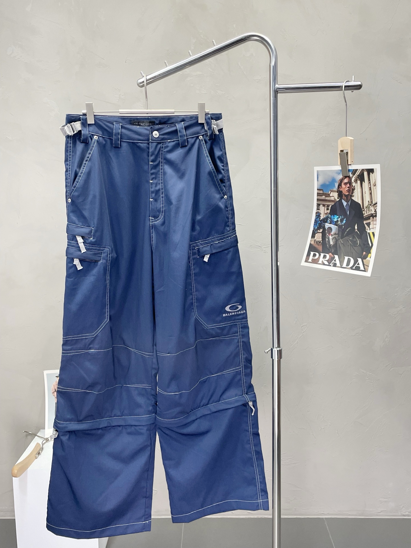 NO:447946,.Balenciga exclusively offers new casual pants, high-end version!  Customized fabrics for counters are breathable and comfortable, impeccable details, brand elements design concept, detachable design, two ways to wear reflect high quality. The feel is delicate and soft!  It is casually cut, with a great upper body style!  Code number XS-L, balenciaga, balenciaga, alexander wang19860909.Balenciga巴黎世家独家专供新款休闲裤 高端版本！专柜定制面料 透气舒适度高,细节无可挑剔,品牌元素设计理念,可拆卸设计 两种穿法 体现高品质.手感细腻柔软！呈现休闲裁剪,上身版型超赞！码数XS-L,,balenciaga,balenciaga,alexander wang,Men's clothing