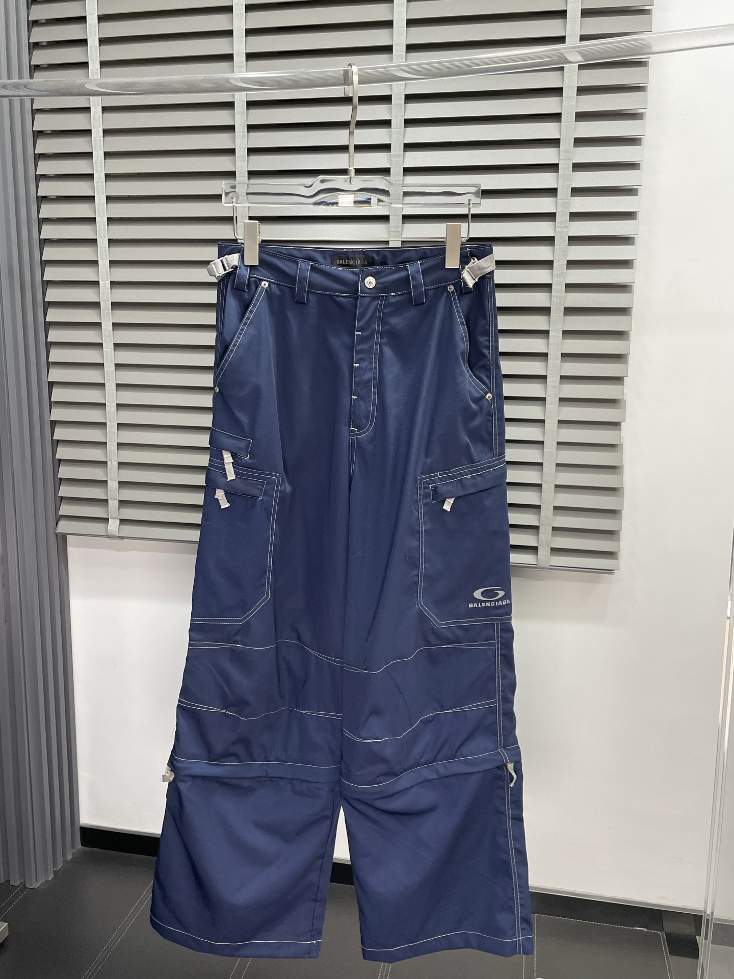 NO:451828,.Balenciga exclusively offers new casual pants, high-end version!  Customized fabrics for counters are breathable and comfortable, impeccable details, brand elements design concept, detachable design, two ways to wear reflect high quality. The feel is delicate and soft!  It is casually cut, with a great upper body style!  Code number XS-L, balenciaga, balenciaga, alexander wang19860909.Balenciga巴黎世家独家专供新款休闲裤 高端版本！专柜定制面料 透气舒适度高,细节无可挑剔,品牌元素设计理念,可拆卸设计 两种穿法 体现高品质.手感细腻柔软！呈现休闲裁剪,上身版型超赞！码数XS-L,,balenciaga,balenciaga,alexander wang,Men's clothing