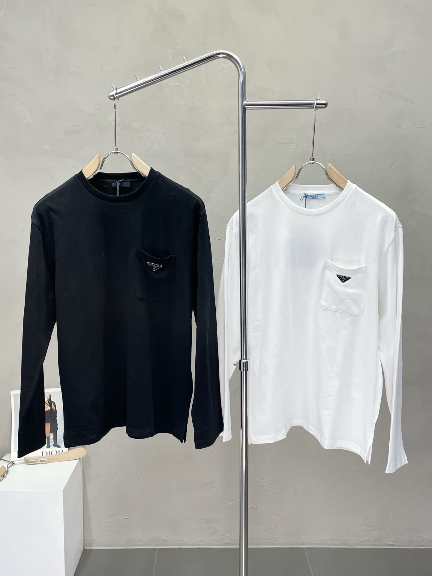 NO:448010,.Prada exclusively offers the latest spring and autumn fashion long-sleeved designs, classic designs and beautiful designs. The quality is even more unscrupulous. You can buy it directly, which is not to be mistaken for high-end products! Through detailed pictures, you can feel its powerful aura. The imported fabric has a significant effect in keeping warm, so you don’t have to worry about a little chill! It is both fashionable and functional, and the whole style looks more luxurious and elegant! Size S-XL, prada, prada, alexander wang19860909.Prada普拉达独家专供最新春秋时尚长袖 经典设计与颜值爆棚的设计 品质更是无法挑剔品控可以直接入手,不容过错的高端臻品！通过细节图片便可感受到它强悍的气场,进口面料 聚温保暖效果显著,完全不用担心会有一点寒意！时尚与功能性兼备,整款显得更加的奢华大气！ 尺码S-XL,,prada,prada,alexander wang,Men's clothing