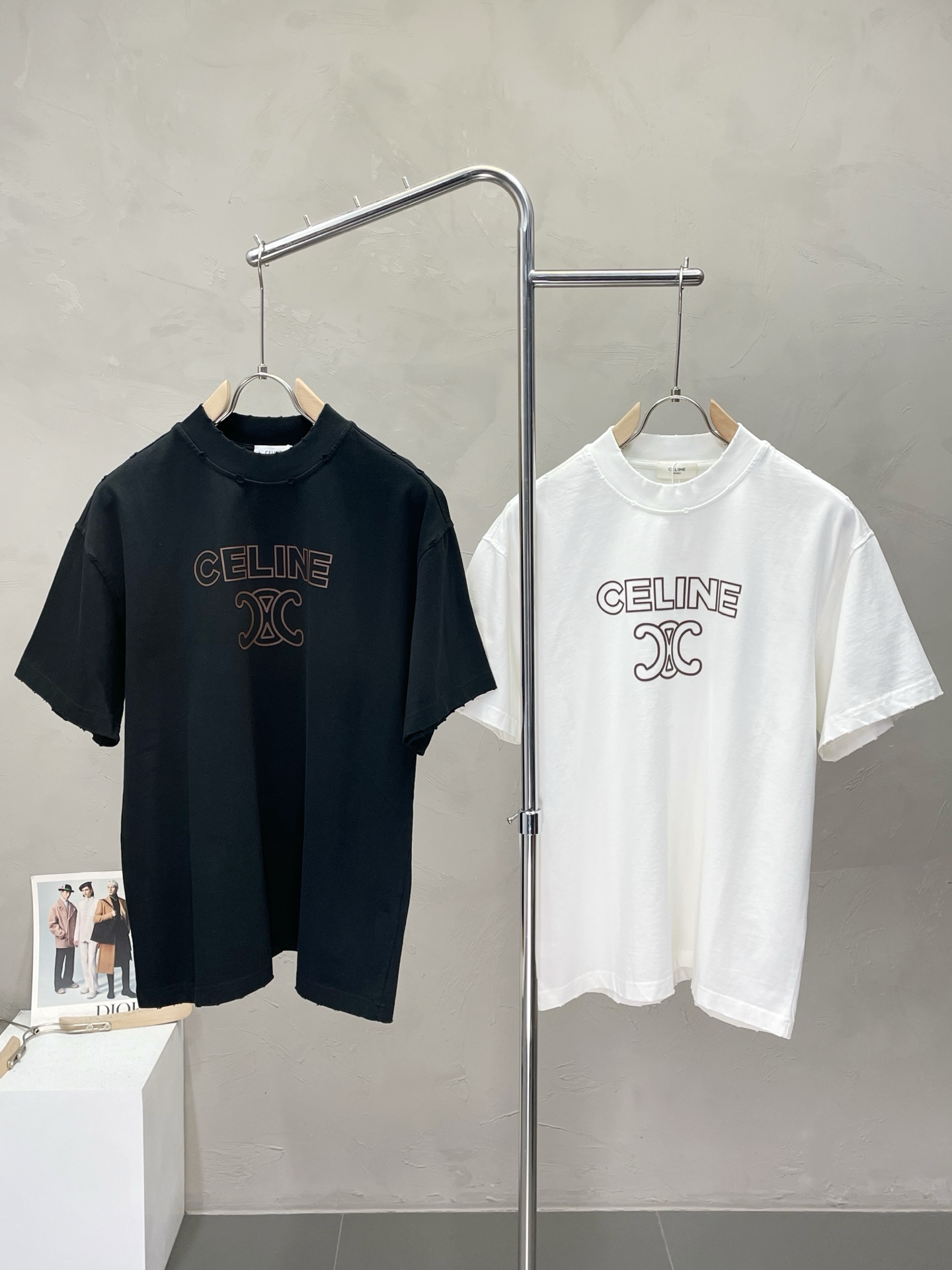 NO:428611,.CELINE exclusively offers new original single men's casual short sleeves, high-end customization, high-end version, fashionable and versatile imported fabric, super soft and delicate, skin-friendly and comfortable to wear, high-end boutique, OEM, fine-made top body, very good, men's essential items, complete three standards, S-3XL,,celine,celine,T-shirt,alexander wang19860909.CELINE赛琳独家专供新款原单男士休闲短袖 高端定制 高端版本 时尚百搭爆款进口面料 手感超柔软细腻 穿着亲肤舒适 高端精品 代工厂精细做上身非常赞 男士必备单品 三标齐全 码数S-3XL,,celine,celine,T-shirt,alexander wang,Men's clothing