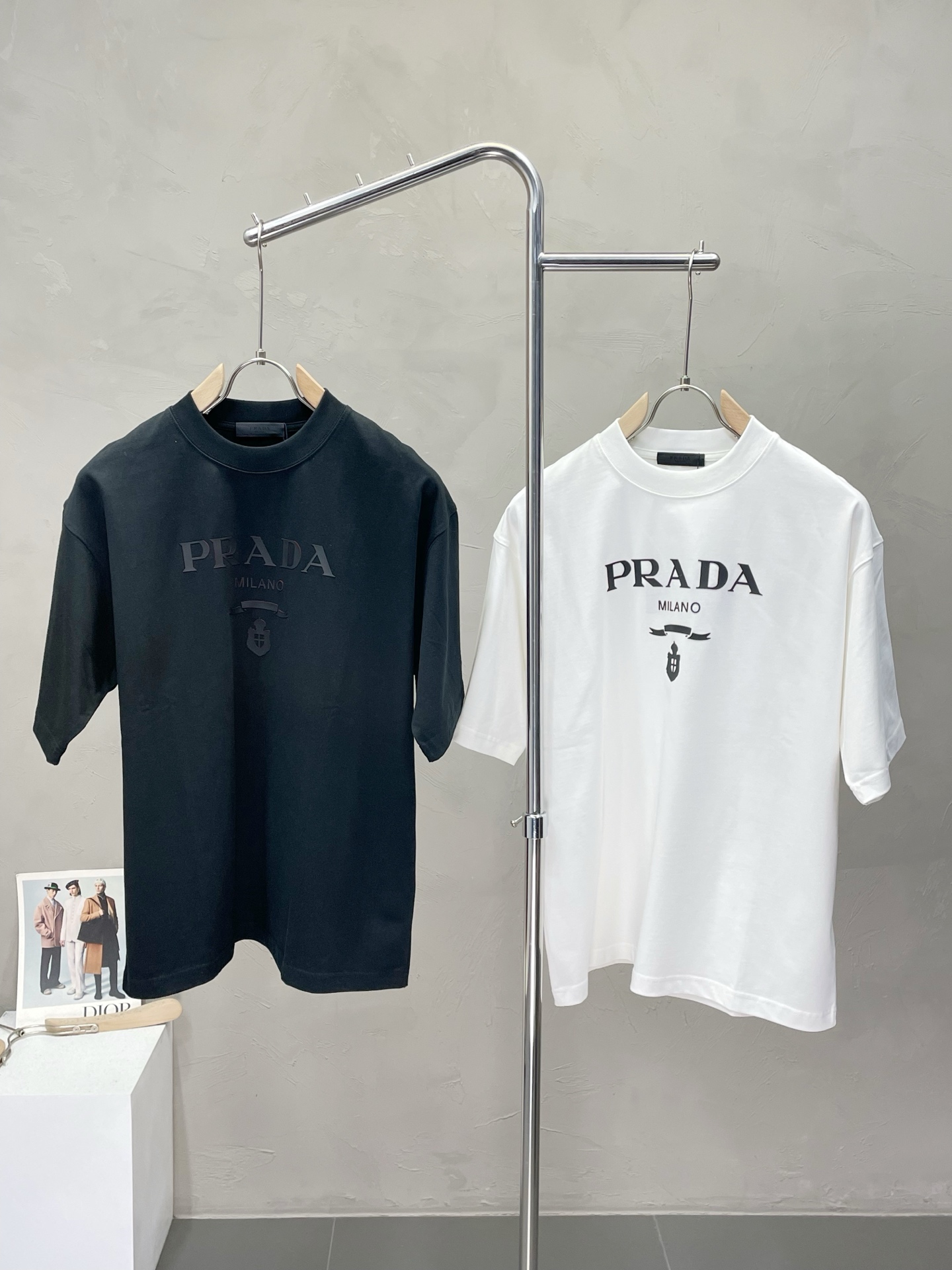 NO:447868,.Prada exclusively offers new original single men's casual short sleeves, high-end customization, high-end version, fashionable and versatile imported fabric, super soft and delicate, skin-friendly and comfortable to wear, high-end boutique, OEM, fine production, very good for the upper body, men's essential items, complete three standards, S-3XL,,prada,prada,T-shirt,alexander wang19860909.Prada普拉达独家专供新款原单男士休闲短袖 高端定制 高端版本 时尚百搭爆款进口面料 手感超柔软细腻 穿着亲肤舒适 高端精品 代工厂精细做上身非常赞 男士必备单品 三标齐全 码数S-3XL,,prada,prada,T-shirt,alexander wang,Men's clothing