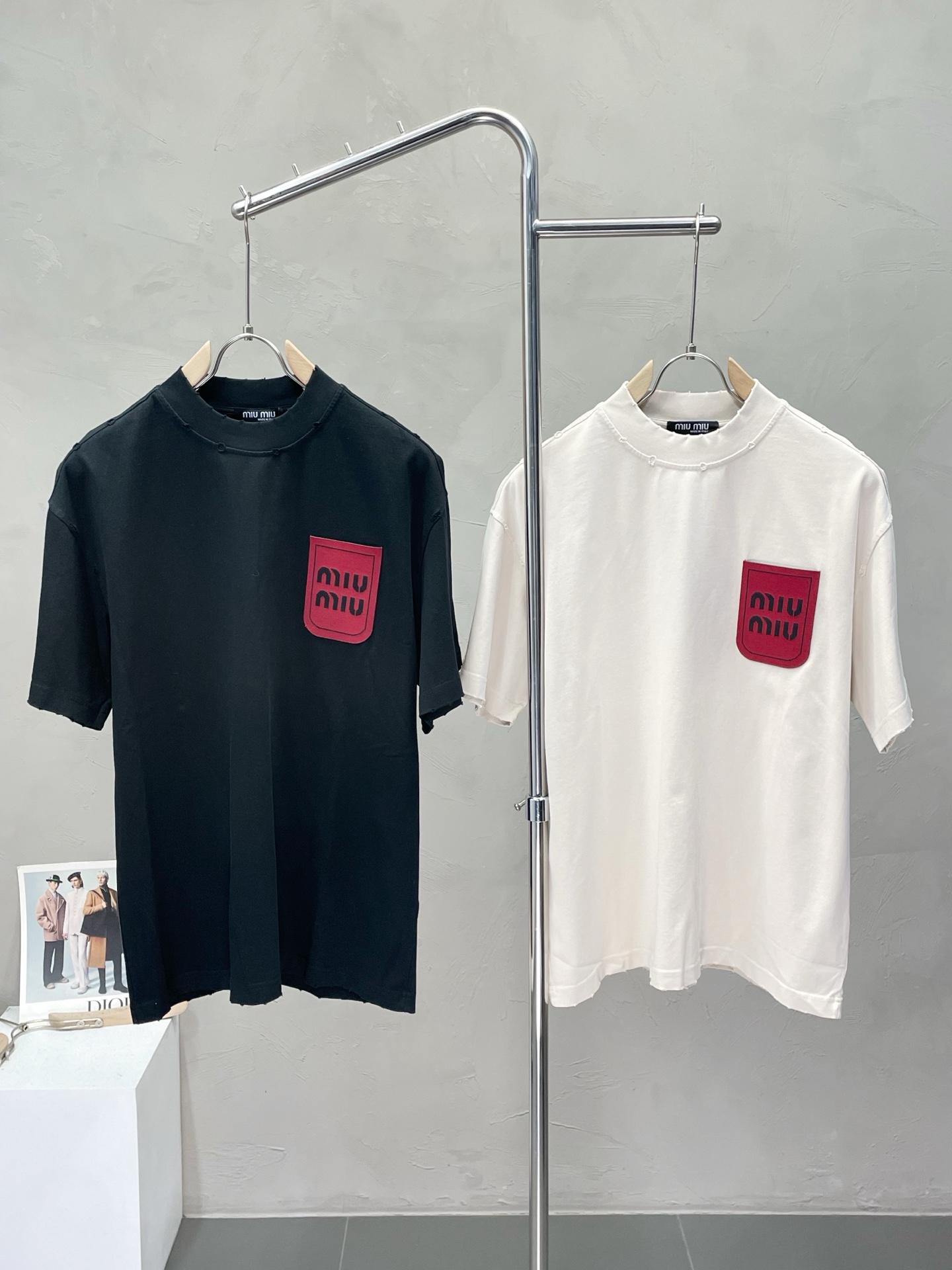 NO:447912,.Miu Miu Miu exclusively supplies new original single men's casual short sleeves, high-end customization, high-end version, fashionable and versatile imported fabric, super soft and delicate, skin-friendly and comfortable to wear, high-end boutique, OEM factory made the top body very good, men's essential items, three standards, S-3XL,,miumiu, T-shirt, alexander wang19860909.Miu Miu缪缪独家专供新款原单男士休闲短袖 高端定制 高端版本 时尚百搭爆款进口面料 手感超柔软细腻 穿着亲肤舒适 高端精品 代工厂精细做上身非常赞 男士必备单品 三标齐全 码数S-3XL,,miumiu,T-shirt,alexander wang,Men's clothing