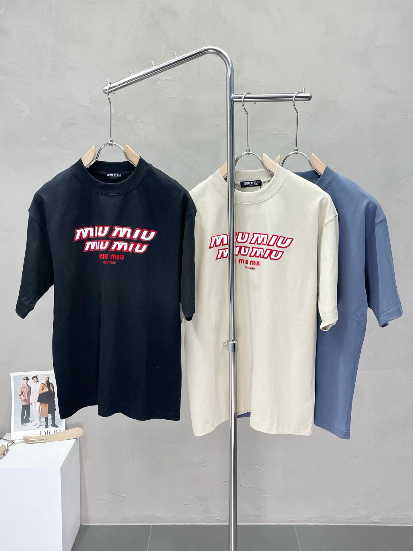 NO:428589,.Miu Miu Miu exclusively supplies new original single men's casual short sleeves, high-end customization, high-end version, fashionable and versatile imported fabric, super soft and delicate, skin-friendly and comfortable to wear, high-end boutique, OEM factory made the top body very good, men's essential items, three standards, S-3XL,,miumiu, T-shirt, alexander wang19860909.Miu Miu缪缪独家专供新款原单男士休闲短袖 高端定制 高端版本 时尚百搭爆款进口面料 手感超柔软细腻 穿着亲肤舒适 高端精品 代工厂精细做上身非常赞 男士必备单品 三标齐全 码数S-3XL,,miumiu,T-shirt,alexander wang,Men's clothing