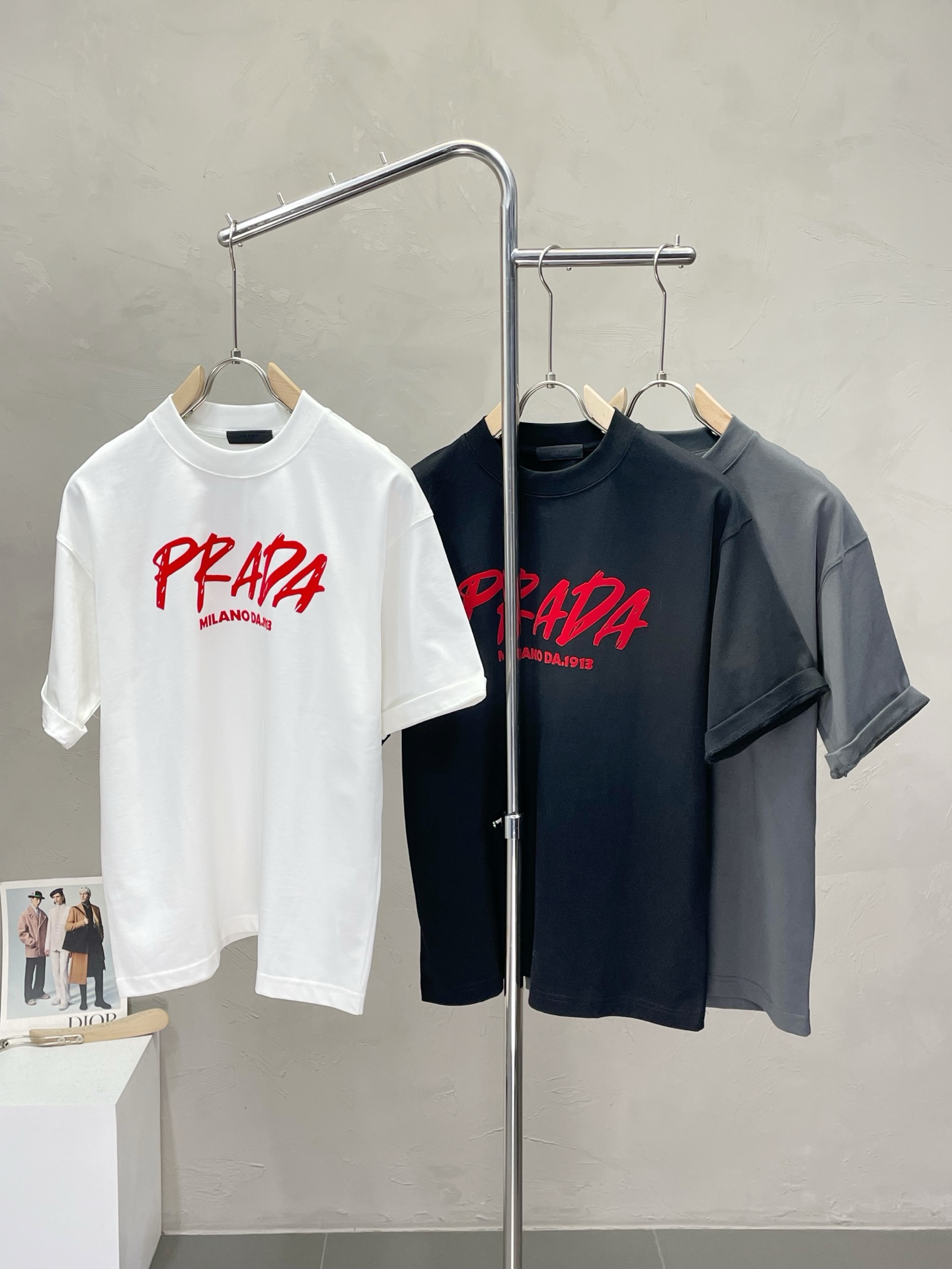 NO:447913,.Prada exclusively offers new original single men's casual short sleeves, high-end customization, high-end version, fashionable and versatile imported fabric, super soft and delicate, skin-friendly and comfortable to wear, high-end boutique, OEM, fine production, very good for the upper body, men's essential items, complete three standards, S-3XL,,prada,prada,T-shirt,alexander wang19860909.Prada普拉达独家专供新款原单男士休闲短袖 高端定制 高端版本 时尚百搭爆款进口面料 手感超柔软细腻 穿着亲肤舒适 高端精品 代工厂精细做上身非常赞 男士必备单品 三标齐全 码数S-3XL,,prada,prada,T-shirt,alexander wang,Men's clothing