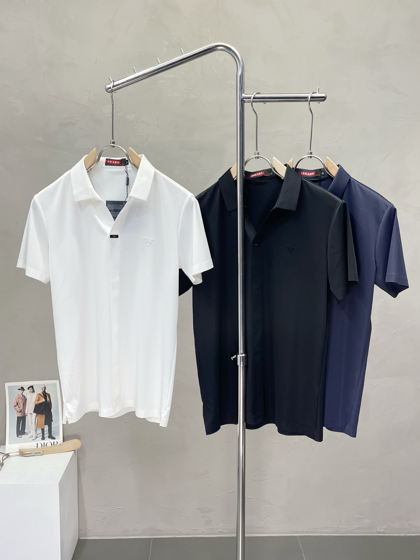 NO:428620,.Prada exclusively offers new original single men's casual short sleeves, high-end customization, high-end version, fashionable and versatile imported fabric, super soft and delicate, skin-friendly and comfortable to wear, high-end boutique, OEM factory fine-made top body, very good men's essential items, three standards, 48-58,,prada,prada,T-shirt,alexander wang19860909.Prada普拉达独家专供新款原单男士休闲短袖 高端定制 高端版本 时尚百搭爆款进口面料 手感超柔软细腻 穿着亲肤舒适 高端精品 代工厂精细做上身非常赞 男士必备单品 三标齐全 码数48-58,,prada,prada,T-shirt,alexander wang,Men's clothing