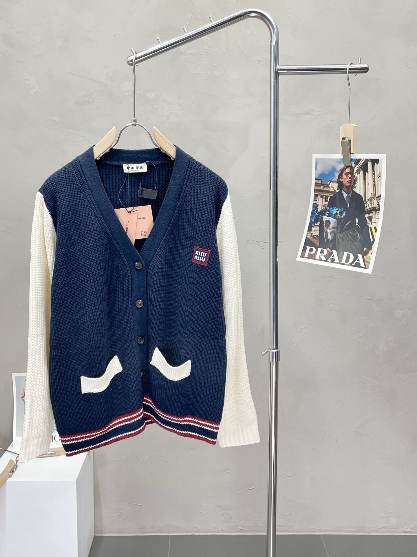 NO:448026,.Miu Miu Miu exclusively supplies new original single men's casual autumn and winter sweater jackets. High-end customization. High-end version. Fashionable and versatile imported fabrics. Super soft and delicate touch. Comfortable skin-friendly and comfortable to wear. High-end boutique. OEM factory made the top body very good. Men's essential items. Complete three standards. S-XL,,miumiu, jackets & coats,sweaters,alexander wang.19860909.Miu Miu缪缪独家专供新款原单男士休闲秋冬毛衣外套 高端定制 高端版本 时尚百搭爆款进口面料 手感超柔软细腻 穿着亲肤舒适 高端精品 代工厂精细做上身非常赞 男士必备单品 三标齐全 码数S-XL,,miumiu,jackets & coats,sweaters,alexander wang,Men's clothing