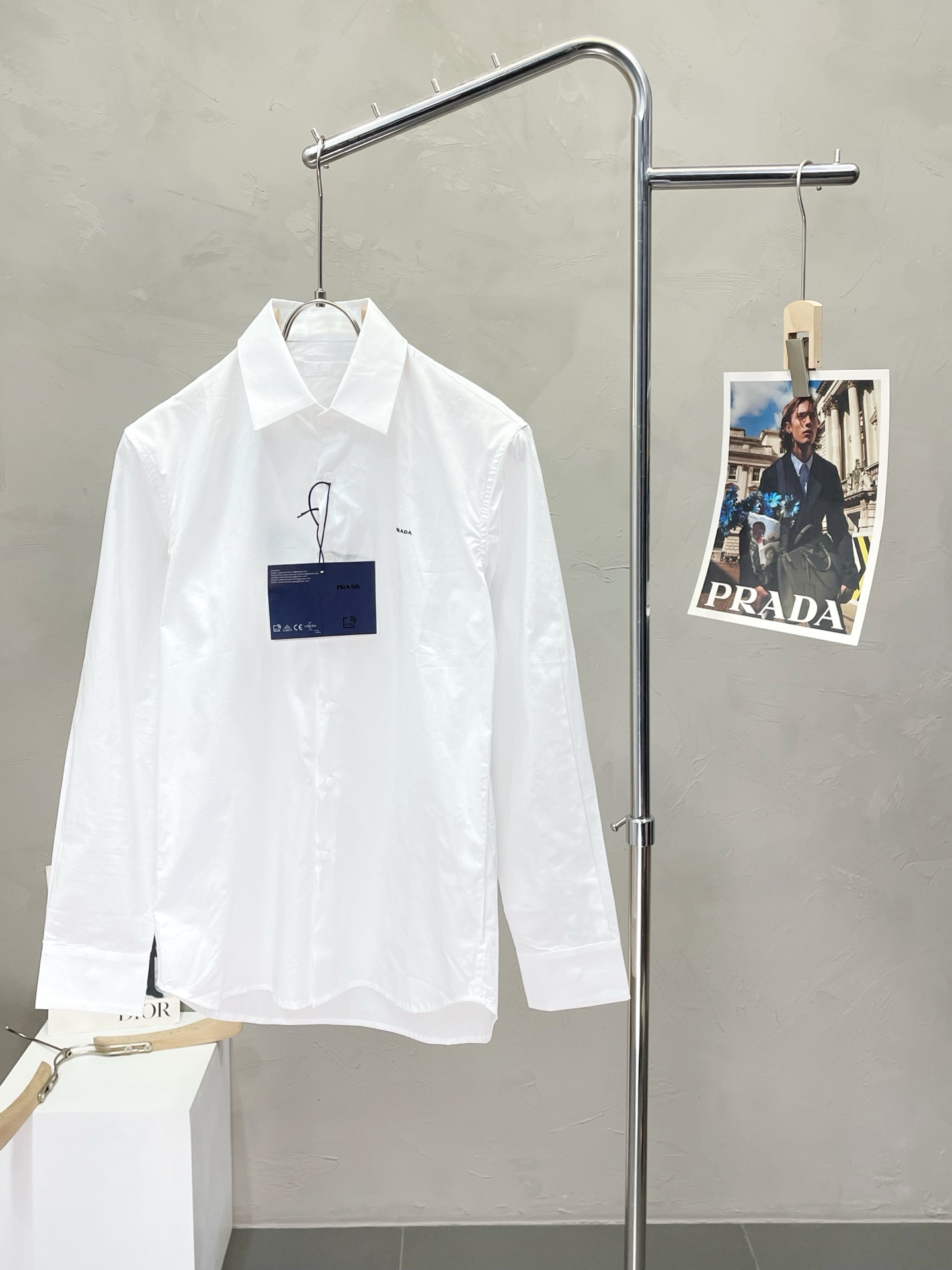 NO:447990,.Prada exclusively offers new original single men's casual shirts, high-end customization, high-end version, fashionable and versatile imported fabrics, super soft and delicate, skin-friendly and comfortable to wear, high-end boutique, OEM, fine-made top body, very good, men's essential items, three standards, S-XL,,prada,prada,shirts,alexander wang19860909.Prada普拉达独家专供新款原单男士休闲衬衫 高端定制 高端版本 时尚百搭爆款进口面料 手感超柔软细腻 穿着亲肤舒适 高端精品 代工厂精细做上身非常赞 男士必备单品 三标齐全 码数S-XL,,prada,prada,shirts,alexander wang,Men's clothing