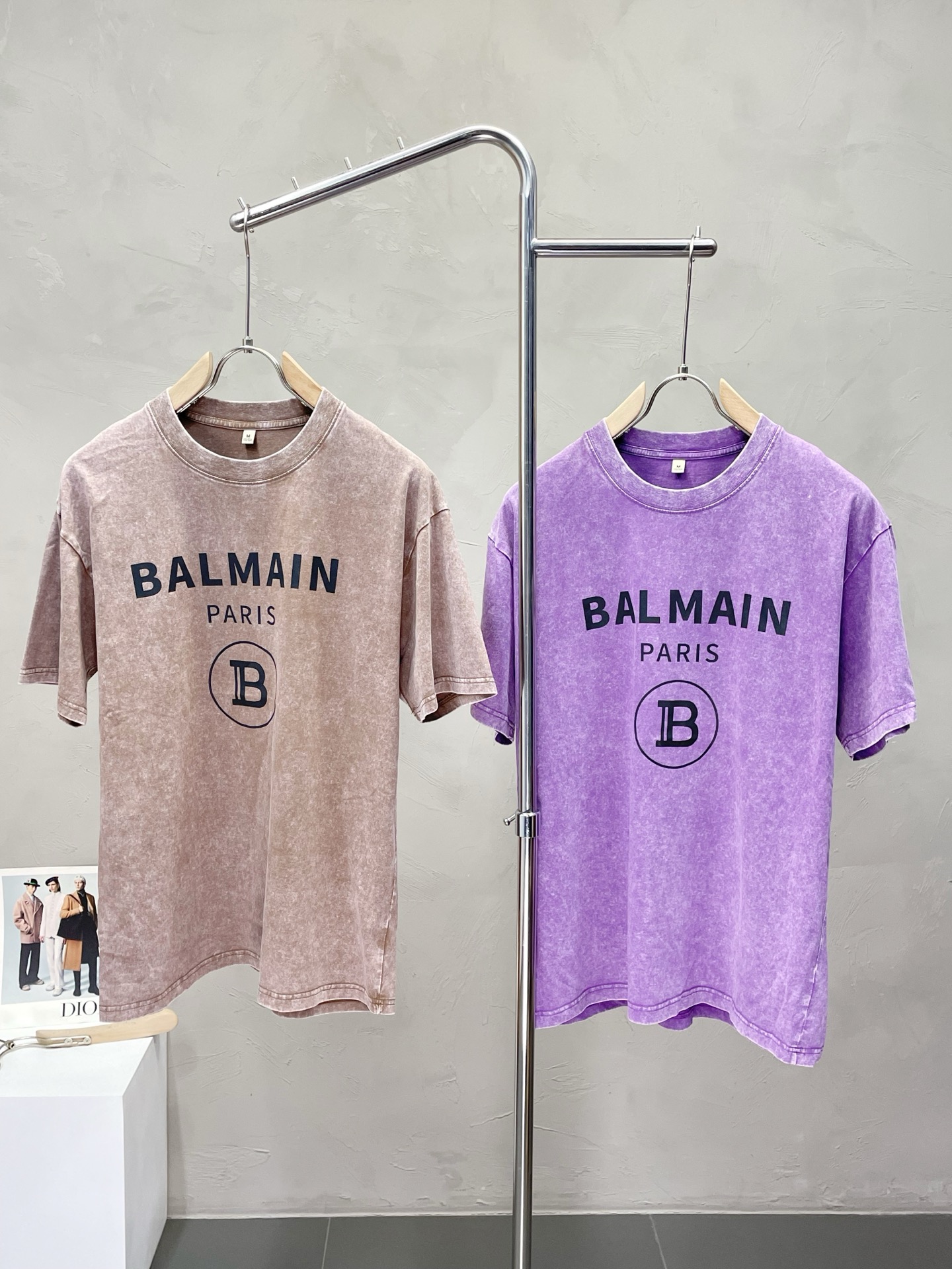 NO:439220,.BALMAIN exclusively offers new spring and summer original single men's casual short sleeves, high-end customization, high-end version, fashionable and versatile imported fabric, super soft and delicate, skin-friendly and comfortable to wear, high-end boutique, OEM, fine production, very good for the upper body, men's essential items, complete three standards, S-2XL,,balmain,balmain,T-shirt,alexander wang19860909.BALMAIN巴尔曼独家专供新款春夏原单男士休闲短袖 高端定制 高端版本 时尚百搭爆款进口面料 手感超柔软细腻 穿着亲肤舒适 高端精品 代工厂精细做上身非常赞 男士必备单品 三标齐全 码数S-2XL,,balmain,balmain,T-shirt,alexander wang,Men's clothing