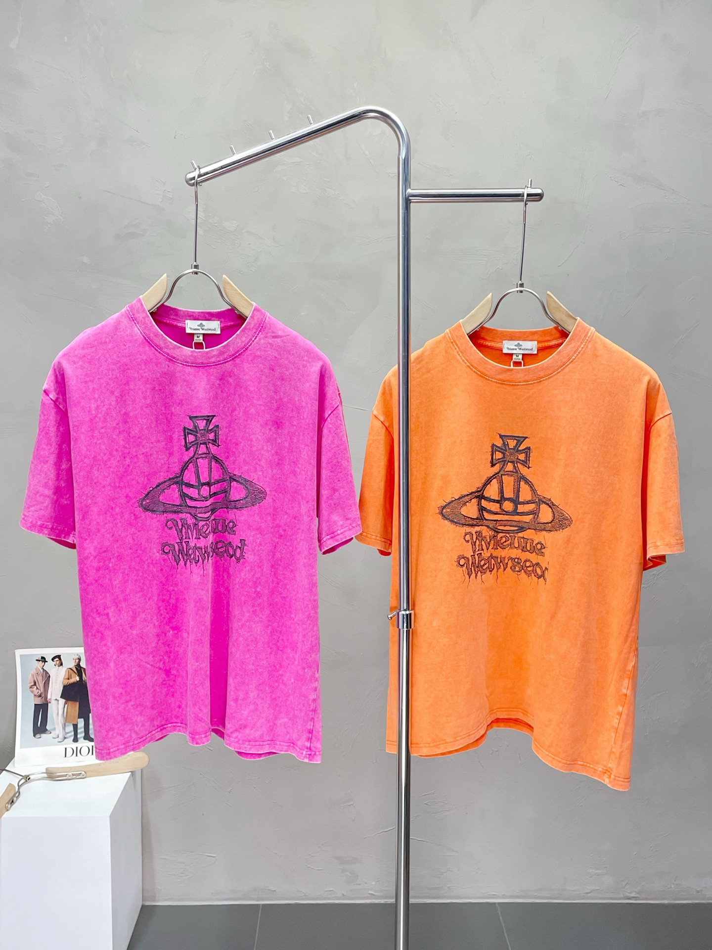 NO:447921,.Vivienne Westood exclusively offers new spring and summer original single men's casual short sleeves, high-end customization, high-end version, fashionable and versatile imported fabric, super soft and delicate, skin-friendly and comfortable to wear, high-end boutique, OEM, fine-made top body, very good, men's essential items, three standards, S-2XL, T-shirt, alexander wang19860909.Vivienne Westood西太后独家专供新款春夏原单男士休闲短袖 高端定制 高端版本 时尚百搭爆款进口面料 手感超柔软细腻 穿着亲肤舒适 高端精品 代工厂精细做上身非常赞 男士必备单品 三标齐全 码数S-2XL,,T-shirt,alexander wang,Men's clothing