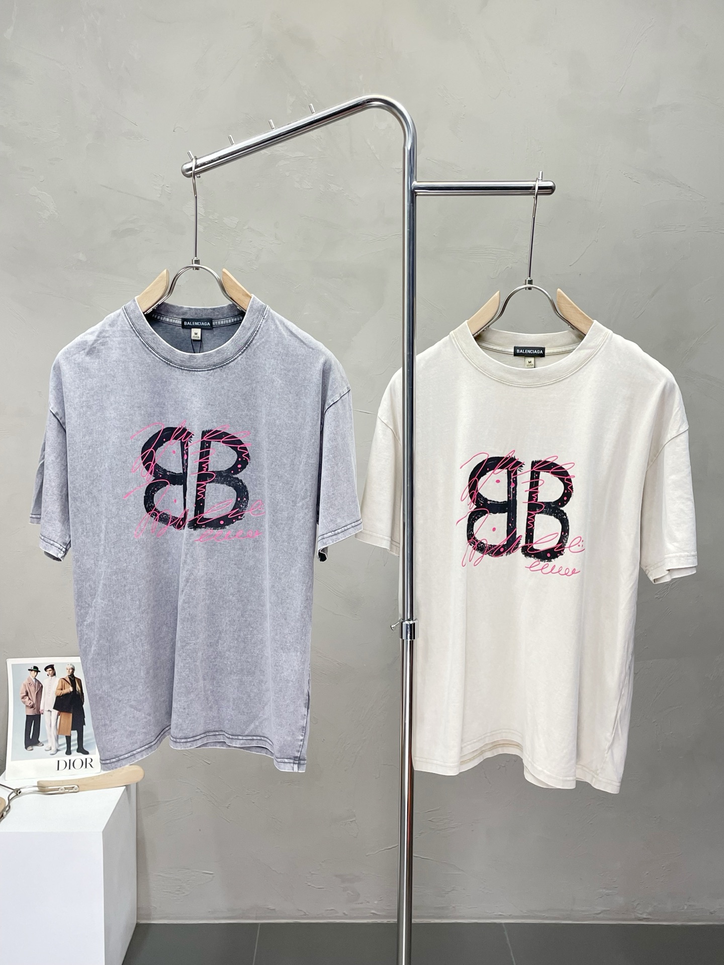 NO:439234,.Balenciaga exclusively offers new spring and summer original single men's casual short sleeves, high-end customization, high-end version, fashionable and versatile imported fabric, super soft and delicate, skin-friendly and comfortable to wear, high-end boutique, OEM, fine-made top body, very good, men's essential items, three standards, S-2XL,,balenciaga,balenciaga,T-shirt,alexander wang19860909.Balenciaga巴黎世家独家专供新款春夏原单男士休闲短袖 高端定制 高端版本 时尚百搭爆款进口面料 手感超柔软细腻 穿着亲肤舒适 高端精品 代工厂精细做上身非常赞 男士必备单品 三标齐全 码数S-2XL,,balenciaga,balenciaga,T-shirt,alexander wang,Men's clothing