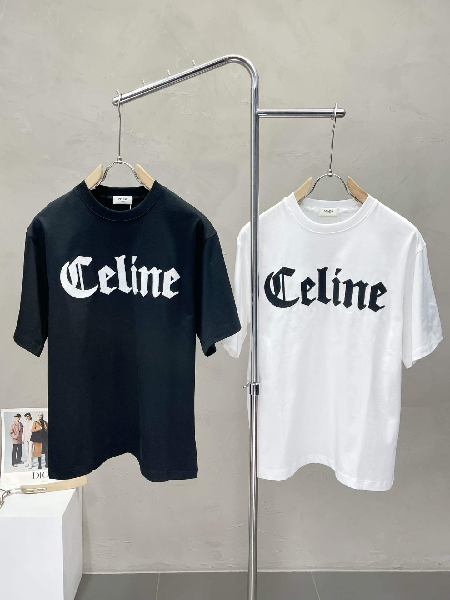 NO:447898,.CELINE exclusively offers new original single men's casual short sleeves, high-end customization, high-end version, fashionable and versatile imported fabric, super soft and delicate, skin-friendly and comfortable to wear, high-end boutique, OEM factory fine-made top body, very good, men's essential items, three standards, 48-54,,celine,celine,T-shirt,alexander wang19860909.CELINE赛琳独家专供新款原单男士休闲短袖 高端定制 高版本 时尚百搭爆款进口面料 手感超柔软细腻 穿着亲肤舒适 高端精品 代工厂精细做上身非常赞 男士必备单品 三标齐全 码数48-54,,celine,celine,T-shirt,alexander wang,Men's clothing