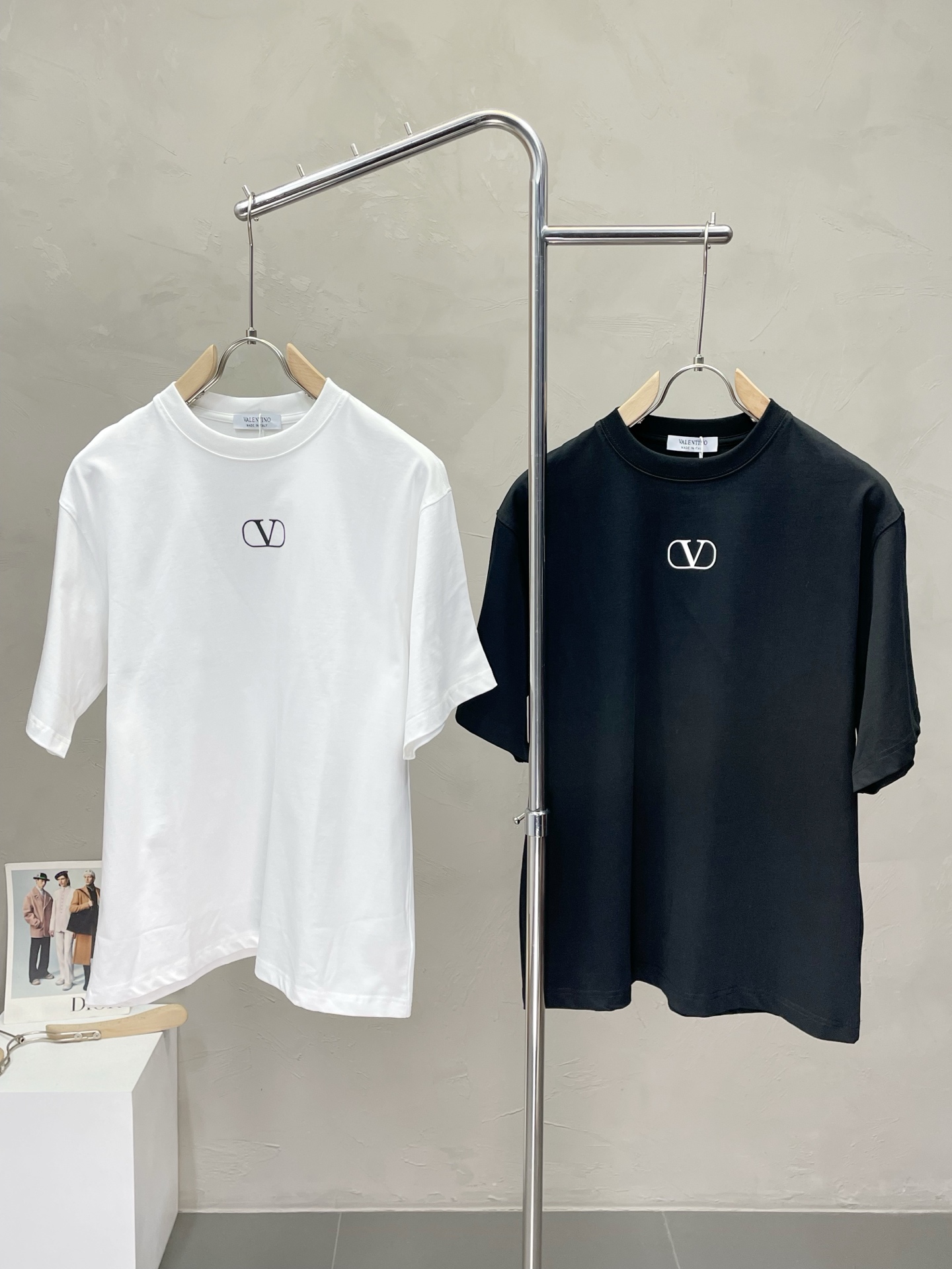 NO:447929,.VALENTINO Valentino exclusively provides new original single men's casual short sleeves, high-end customization, high-end version, fashionable and versatile imported fabric, super soft and delicate, skin-friendly and comfortable to wear, high-end boutique, OEM, fine-made top body, very good, men's essential items, three standards, 48-54,,valentino,valentino,T-shirt,alexander wang19860909.VALENTINO华伦天奴独家专供新款原单男士休闲短袖 高端定制 高版本 时尚百搭爆款进口面料 手感超柔软细腻 穿着亲肤舒适 高端精品 代工厂精细做上身非常赞 男士必备单品 三标齐全 码数48-54,,valentino,valentino,T-shirt,alexander wang,Men's clothing