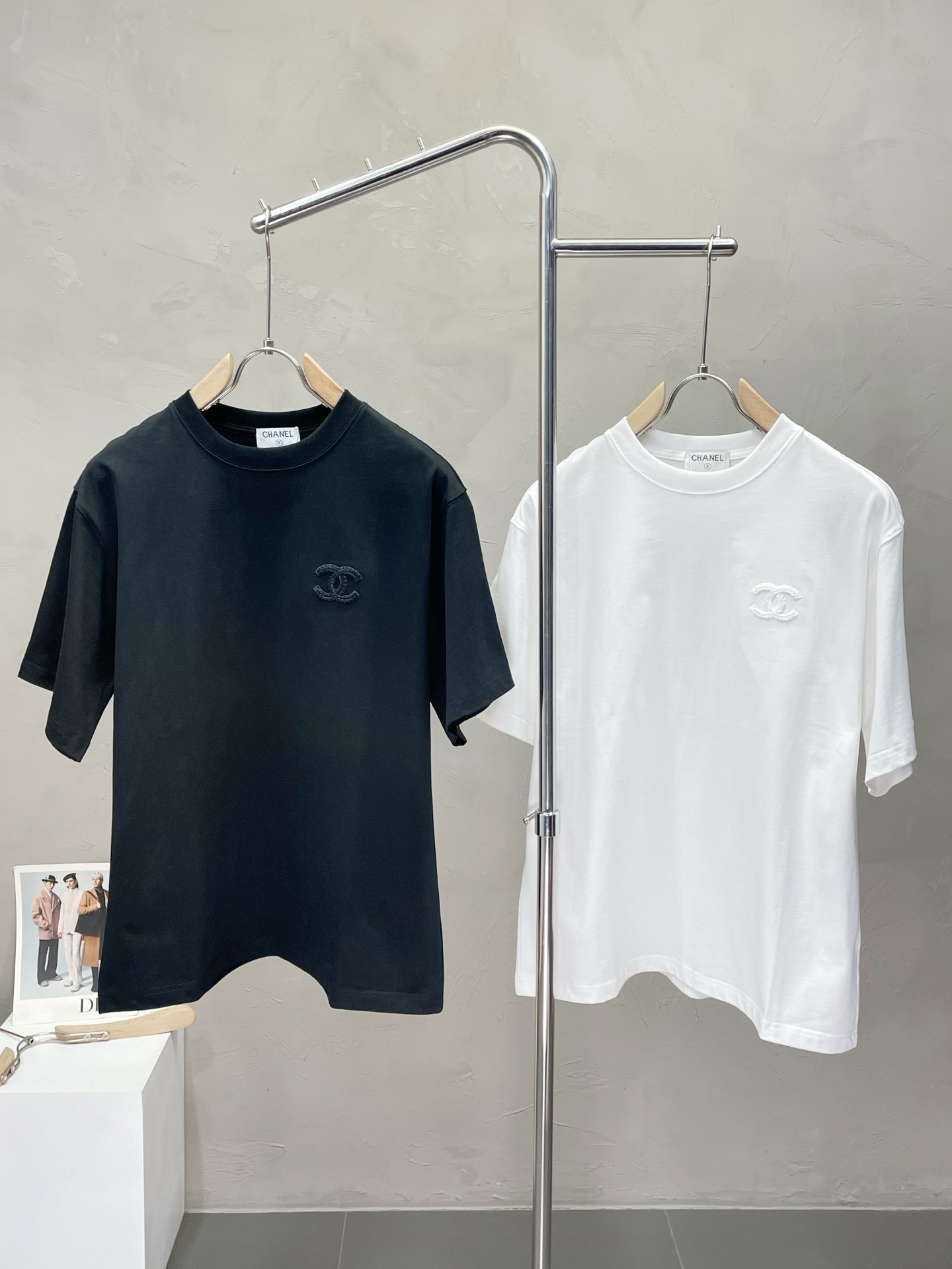 NO:447971,.CHANEL Chanel exclusively offers new original single men's casual short sleeves, high-end customization, high-end version, fashionable and versatile imported fabric, super soft and delicate, skin-friendly and comfortable to wear, high-end boutique, OEM, fine-made top body, very good, men's essential items, three standards, 48-54,,chanel,chanel, T-shirt, alexander wang19860909.CHANEL香奈儿独家专供新款原单男士休闲短袖 高端定制 高版本 时尚百搭爆款进口面料 手感超柔软细腻 穿着亲肤舒适 高端精品 代工厂精细做上身非常赞 男士必备单品 三标齐全 码数48-54,,chanel,chanel,T-shirt,alexander wang,Men's clothing