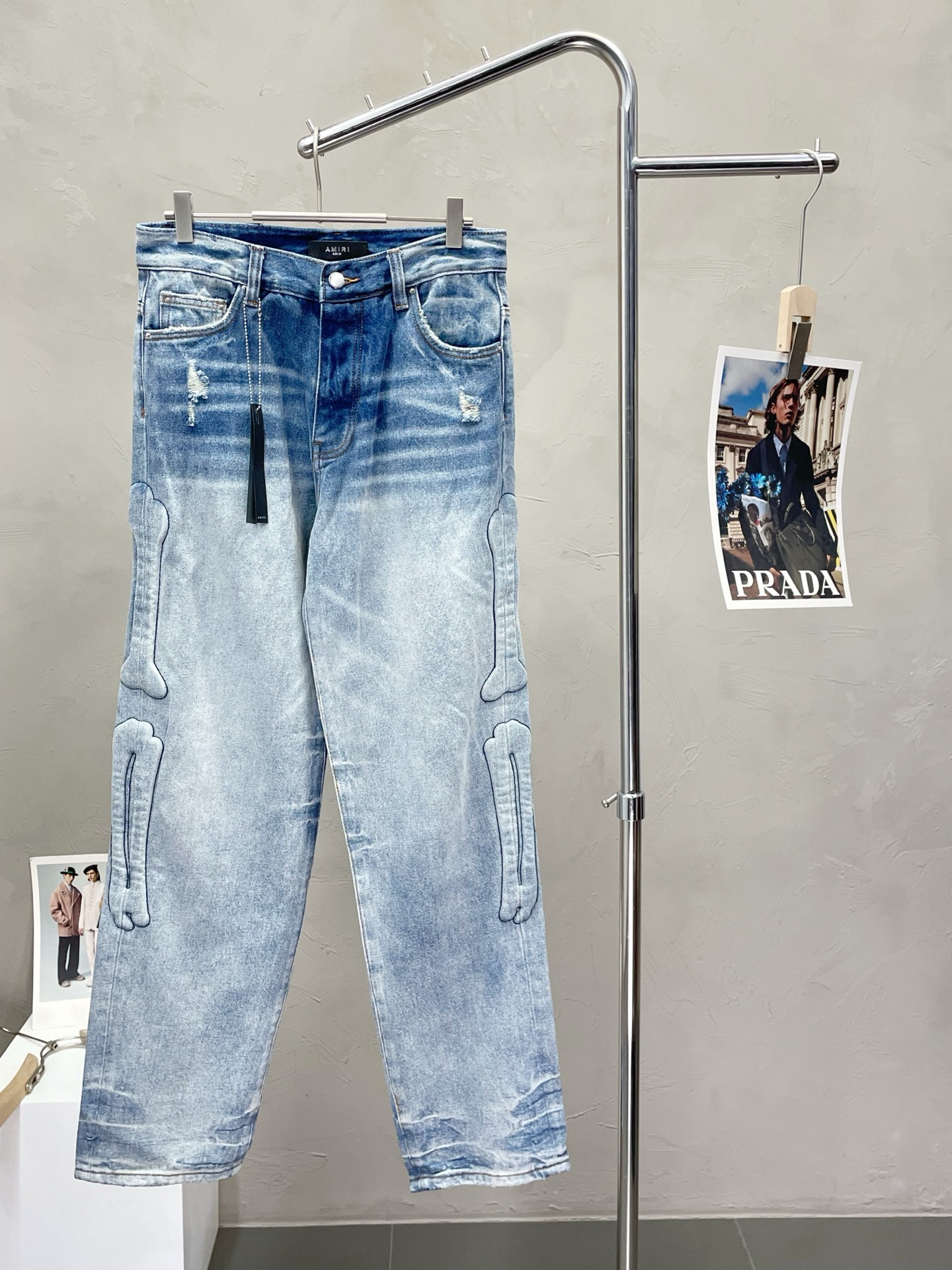 NO:447960,.AMIRI exclusively offers new styles of straight jeans high-end version!  Customized fabrics for counters are breathable and comfortable, with impeccable details, and the brand element design concept reflects high quality. The feel is delicate and soft!  It is casually cut, with a great upper body style!  Number of codes 29.30.32.34.36.38, amiri, jeans, alexander wang19860909.AMIRI独家专供新款 直筒牛仔裤高端版本！专柜定制面料 透气舒适度高,细节无可挑剔,品牌元素设计理念,体现高品质.手感细腻柔软！呈现休闲裁剪,上身版型超赞！码数29.30.32.34.36.38,,amiri,jeans,alexander wang,Men's clothing