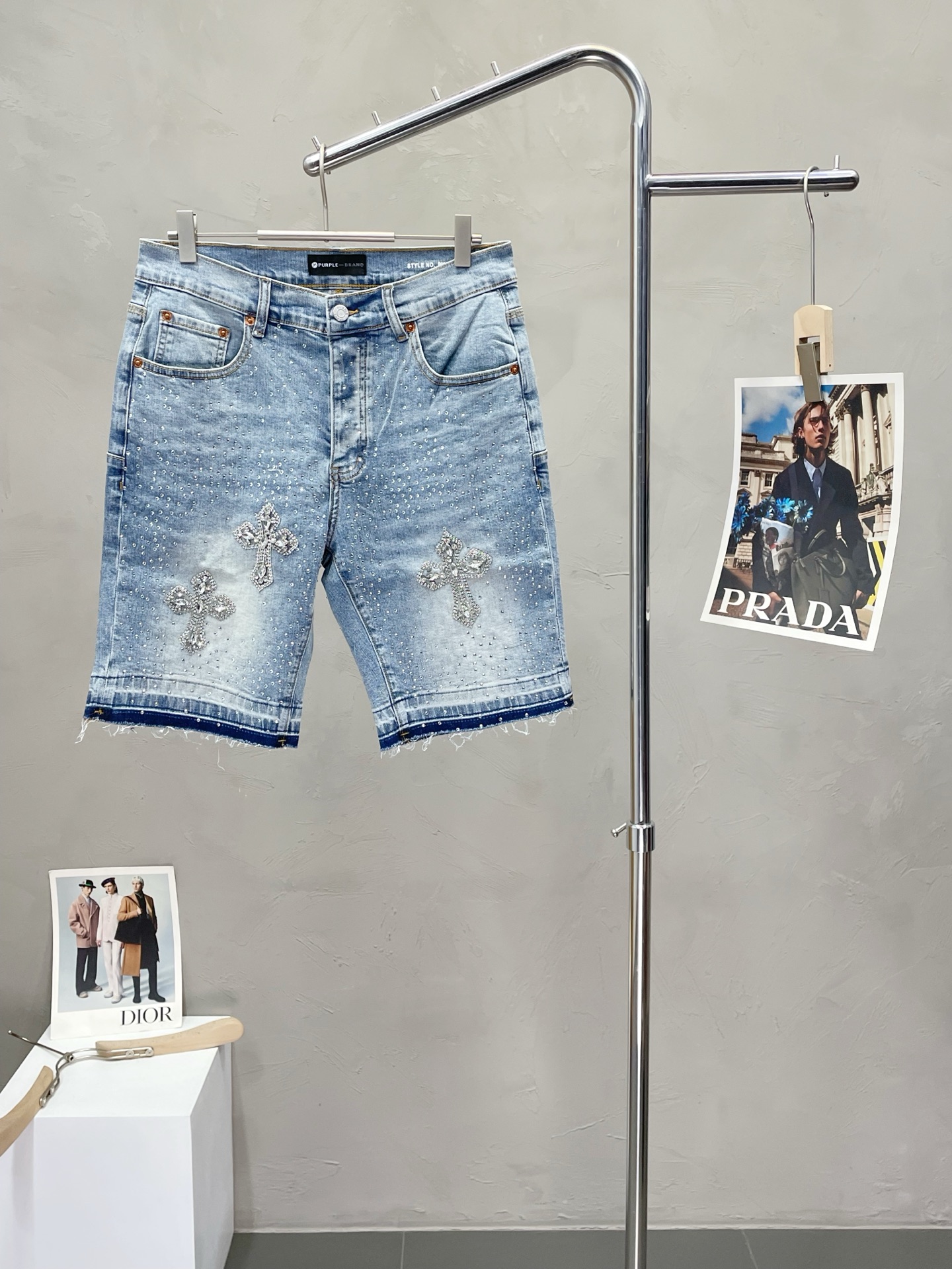 NO:447973,.Purple Brand exclusively offers new styles of jean shorts high-end version!  Customized fabrics for counters are breathable and comfortable, with impeccable details, and the brand element design concept reflects high quality. The feel is delicate and soft!  It is casually cut, with a great upper body style!  Number of codes 28.30.32.34.36.38.40,,shorts,alexander wang19860909.Purple Brand独家专供新款 牛仔短裤 高端版本！专柜定制面料 透气舒适度高,细节无可挑剔,品牌元素设计理念,体现高品质.手感细腻柔软！呈现休闲裁剪,上身版型超赞！码数28.30.32.34.36.38.40,,shorts,alexander wang,Men's clothing