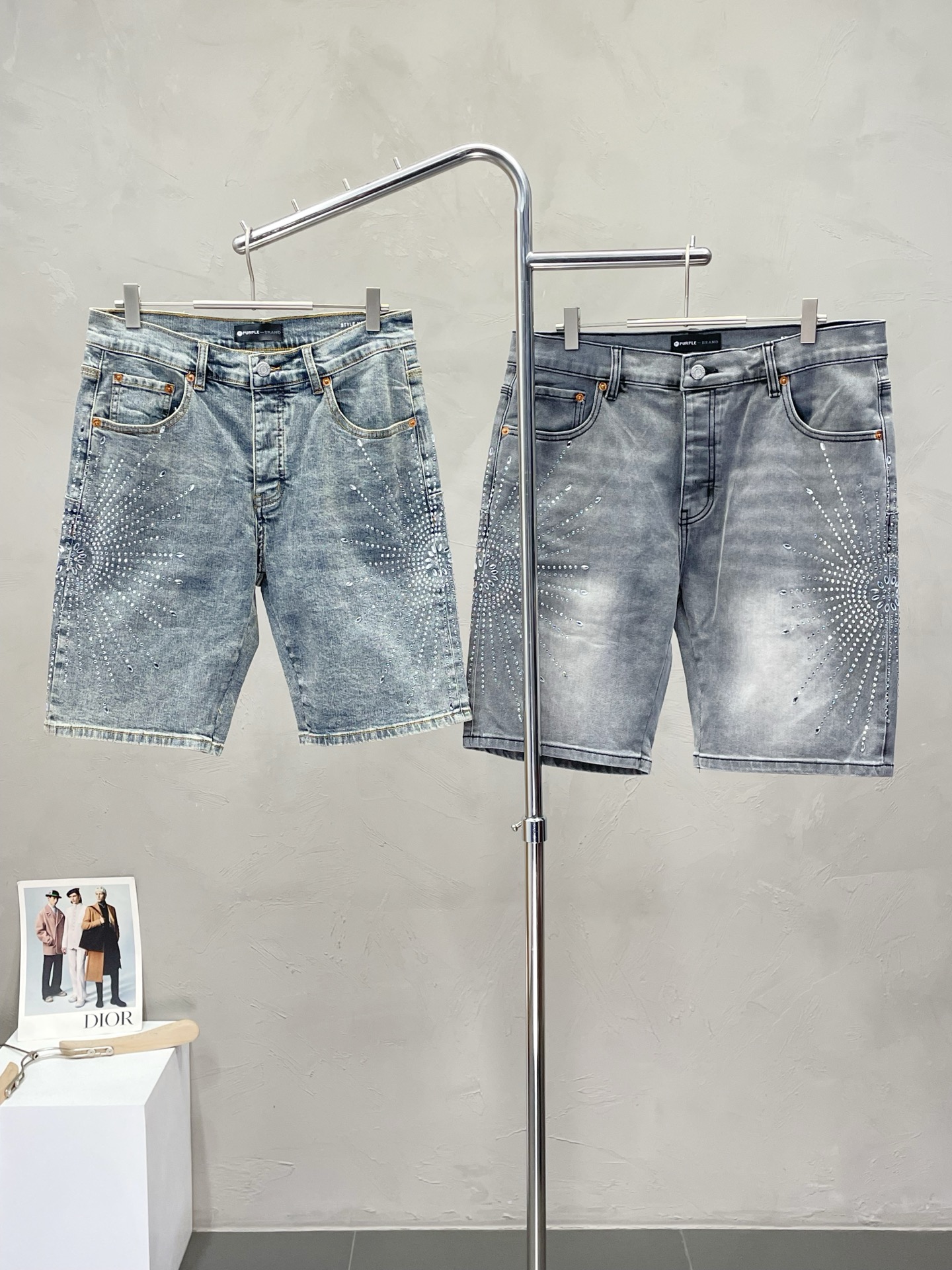 NO:439219,.Purple Brand exclusively offers new styles of jean shorts high-end version!  Customized fabrics for counters are breathable and comfortable, with impeccable details, and the brand element design concept reflects high quality. The feel is delicate and soft!  It is casually cut, with a great upper body style!  Number of codes 28.30.32.34.36.38.40,,shorts,alexander wang19860909.Purple Brand独家专供新款 牛仔短裤 高端版本！专柜定制面料 透气舒适度高,细节无可挑剔,品牌元素设计理念,体现高品质.手感细腻柔软！呈现休闲裁剪,上身版型超赞！码数28.30.32.34.36.38.40,,shorts,alexander wang,Men's clothing