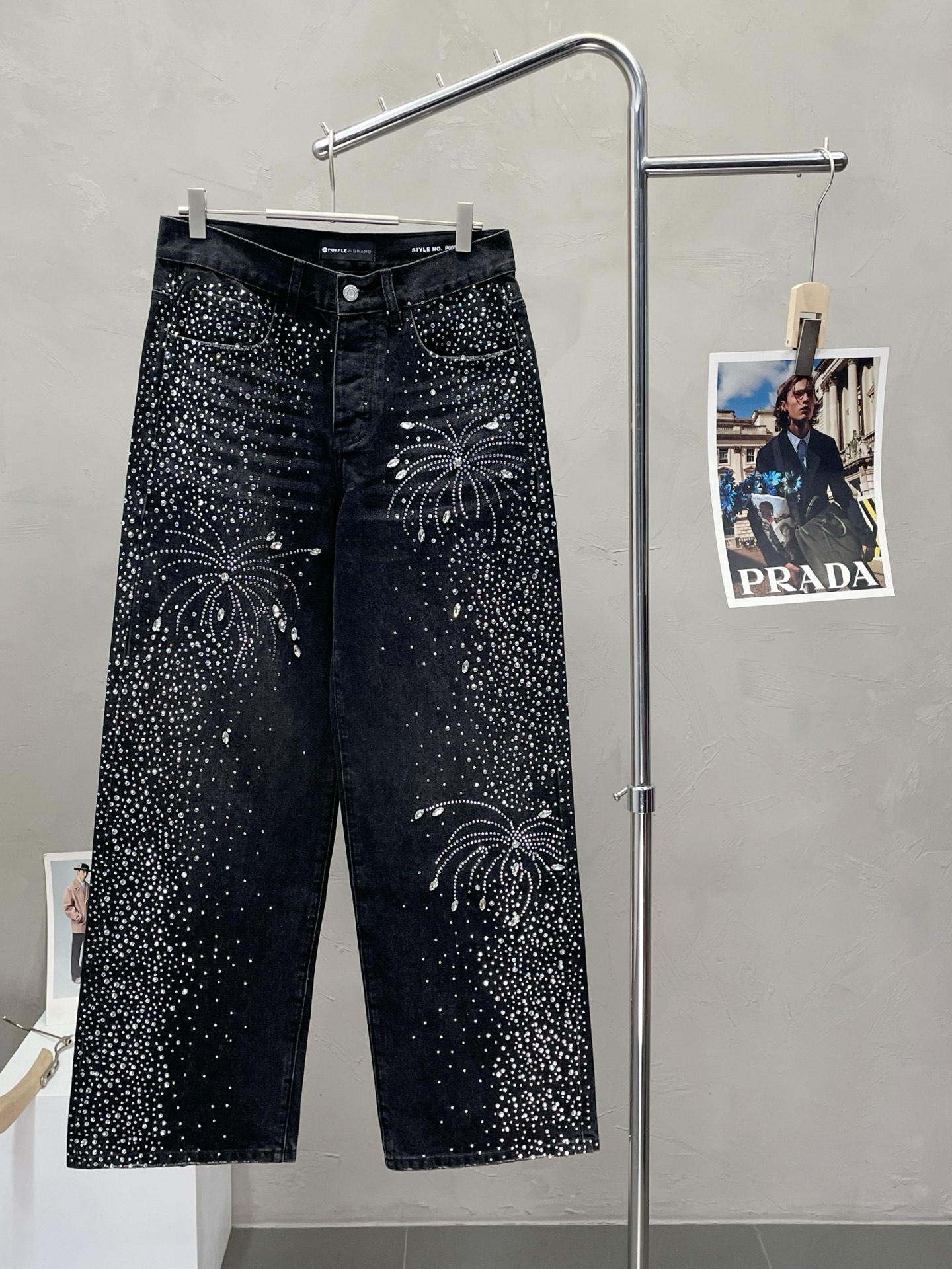 NO:447932,.Purple Brand exclusively offers new styles of denim wide-leg pants, high-end version!  Customized fabrics for counters, diamond design, breathable and comfortable, impeccable details, brand elements design concept, reflect high quality. The feel is delicate and soft!  It is casually cut, with a great upper body style!  Number of codes 28-40 (no 35.37.39), alexander wang19860909.Purple Brand独家专供新款 牛仔阔腿裤 高端版本！专柜定制面料 烫钻设计 透气舒适度高,细节无可挑剔,品牌元素设计理念,体现高品质.手感细腻柔软！呈现休闲裁剪,上身版型超赞！码数28-40（无35.37.39）,,alexander wang,Men's clothing