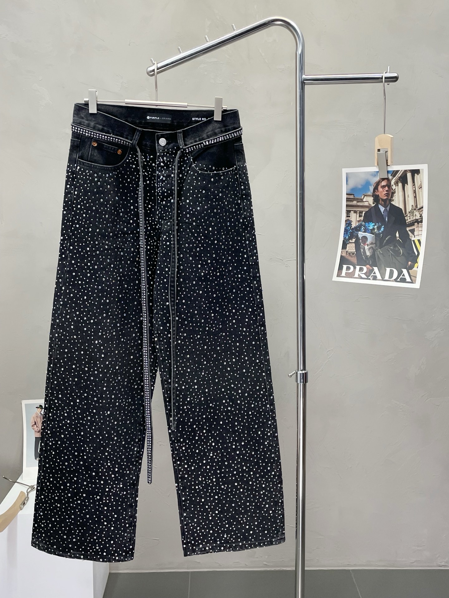 NO:443553,.Purple Brand exclusively offers new styles of denim wide-leg pants, high-end version!  Customized fabrics for counters, diamond design, breathable and comfortable, impeccable details, brand elements design concept, reflect high quality. The feel is delicate and soft!  It is casually cut, with a great upper body style!  Number of codes 28-40 (no 35.37.39), alexander wang19860909.Purple Brand独家专供新款 牛仔阔腿裤 高端版本！专柜定制面料 烫钻设计 透气舒适度高,细节无可挑剔,品牌元素设计理念,体现高品质.手感细腻柔软！呈现休闲裁剪,上身版型超赞！码数28-40（无35.37.39）,,alexander wang,Men's clothing