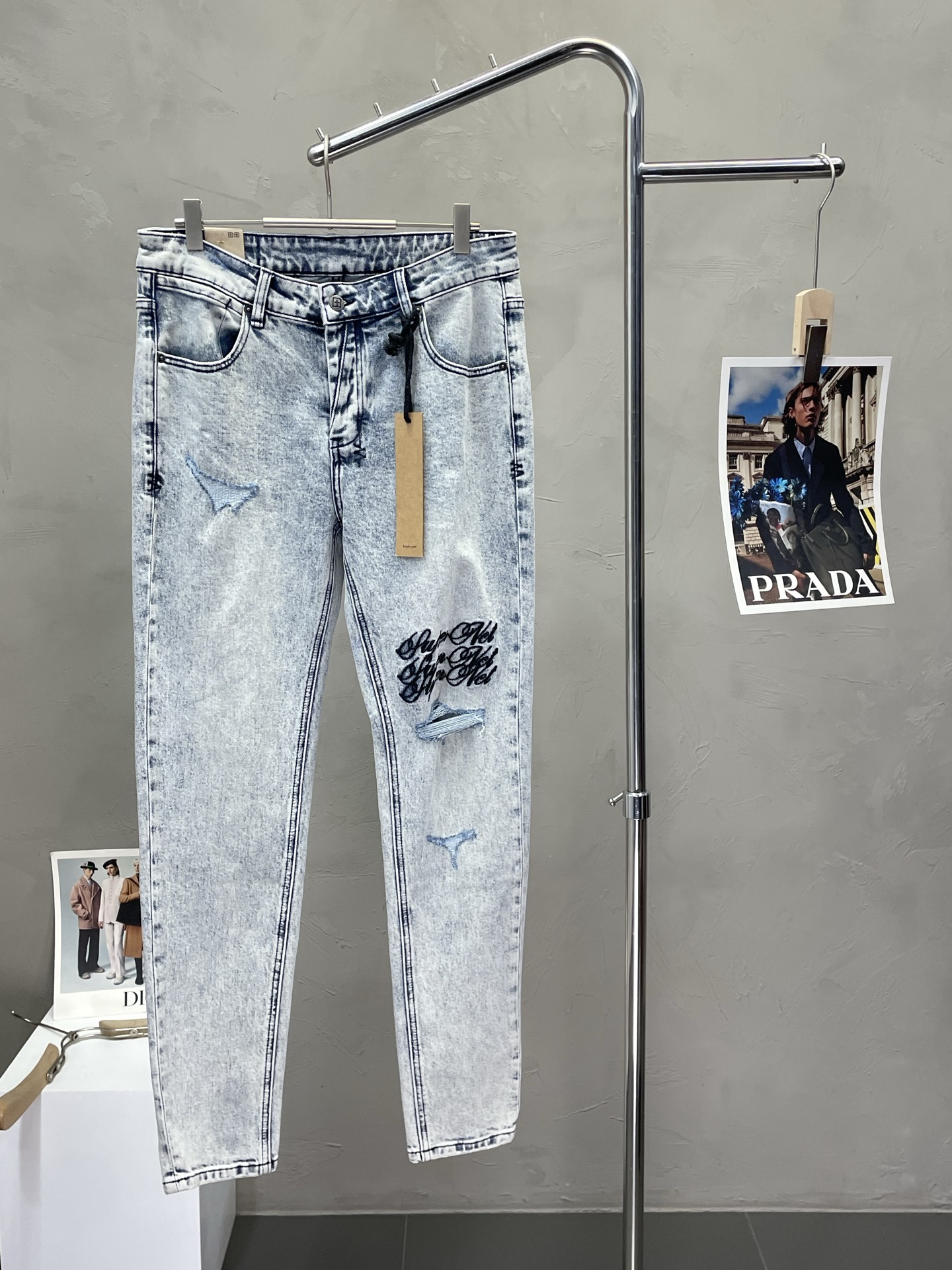 NO:451748,.Ksubi exclusively offers new styles of casual denim straight-leg pants high-end version!  Customized fabrics for counters are breathable and comfortable, with impeccable details, and the brand element design concept reflects high quality. The feel is delicate and soft!  It is casually cut, with a great upper body style!  Number of codes 28-40 (no 35.37.39), alexander wang19860909.Ksubi独家专供新款 休闲牛仔直筒裤高端版本！专柜定制面料 透气舒适度高,细节无可挑剔,品牌元素设计理念,体现高品质.手感细腻柔软！呈现休闲裁剪,上身版型超赞！码数28-40（无35.37.39）,,alexander wang,Men's clothing