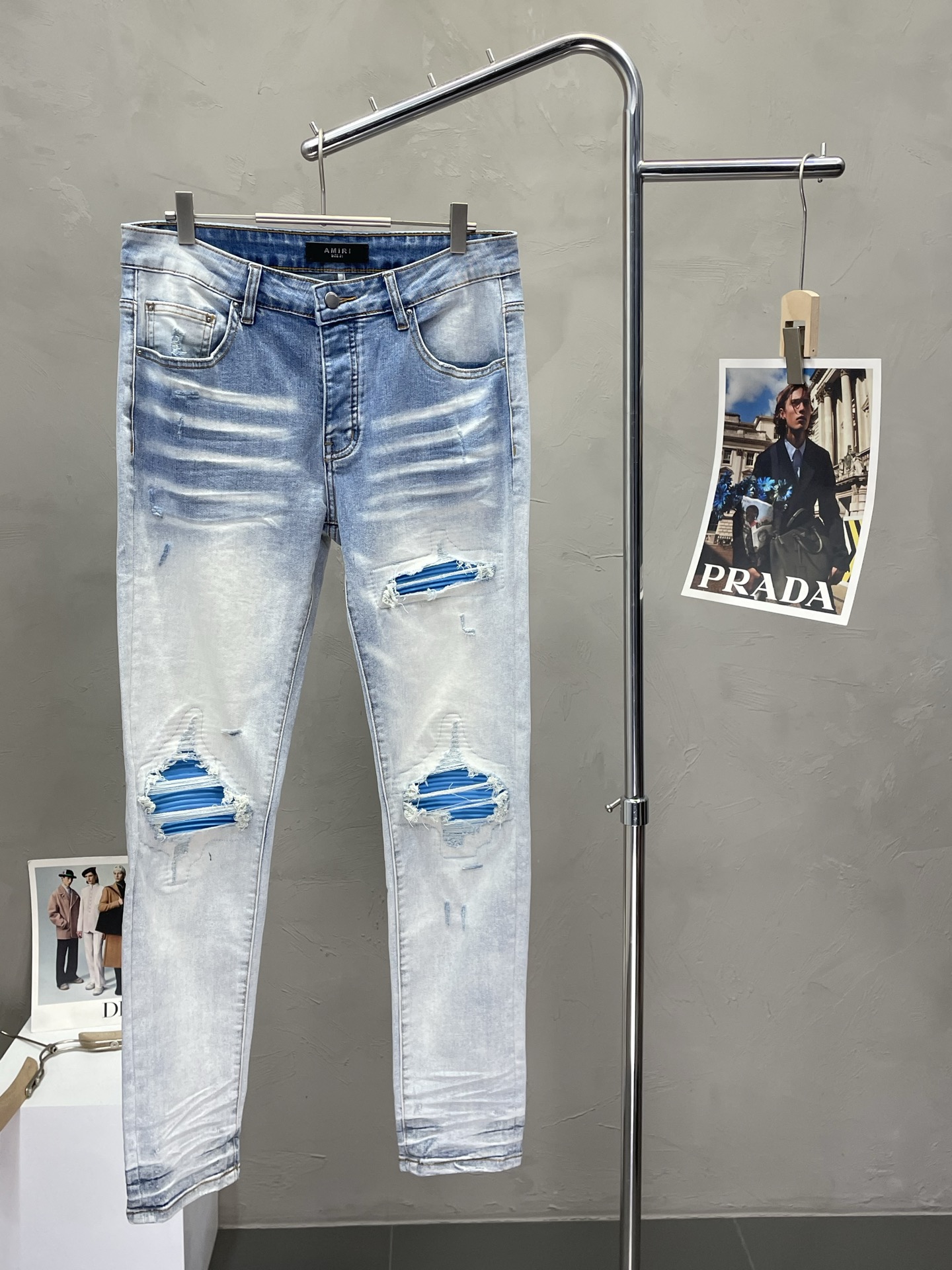 NO:451767,.AMIRI exclusively offers new styles, casual denim straight-leg pants high-end version!  Customized fabrics for counters are breathable and comfortable, with impeccable details, and the brand element design concept reflects high quality. The feel is delicate and soft!  It is casually cut, with a great upper body style!  Number of codes 28-40 (no 35.37.39), amiri, alexander wang19860909.AMIRI独家专供新款 休闲牛仔直筒裤高端版本！专柜定制面料 透气舒适度高,细节无可挑剔,品牌元素设计理念,体现高品质.手感细腻柔软！呈现休闲裁剪,上身版型超赞！码数28-40（无35.37.39）,,amiri,alexander wang,Men's clothing