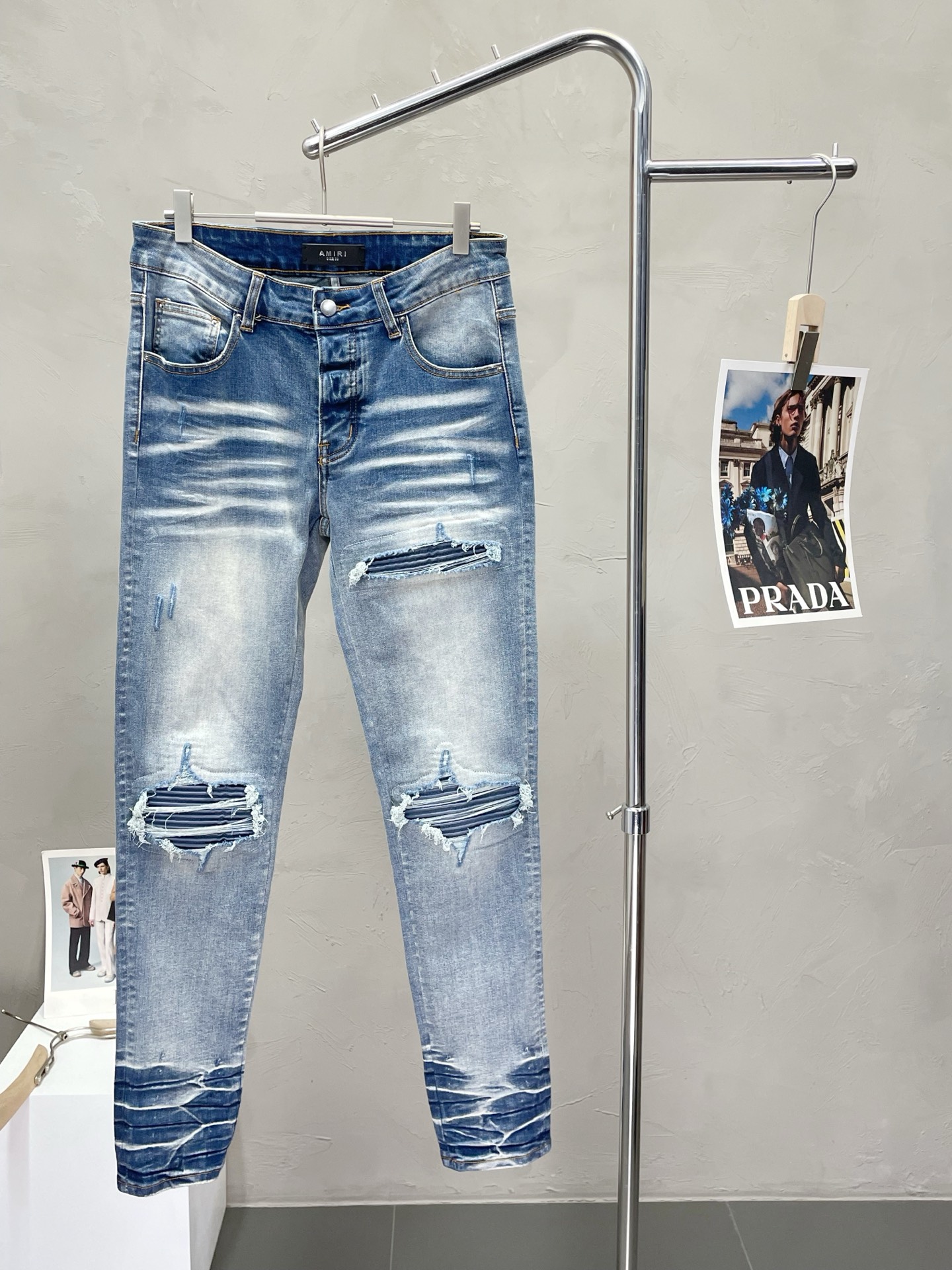 NO:439150,.AMIRI exclusively offers new styles, casual denim straight-leg pants high-end version!  Customized fabrics for counters are breathable and comfortable, with impeccable details, and the brand element design concept reflects high quality. The feel is delicate and soft!  It is casually cut, with a great upper body style!  Number of codes 28-40 (no 35.37.39), amiri, alexander wang19860909.AMIRI独家专供新款 休闲牛仔直筒裤高端版本！专柜定制面料 透气舒适度高,细节无可挑剔,品牌元素设计理念,体现高品质.手感细腻柔软！呈现休闲裁剪,上身版型超赞！码数28-40（无35.37.39）,,amiri,alexander wang,Men's clothing