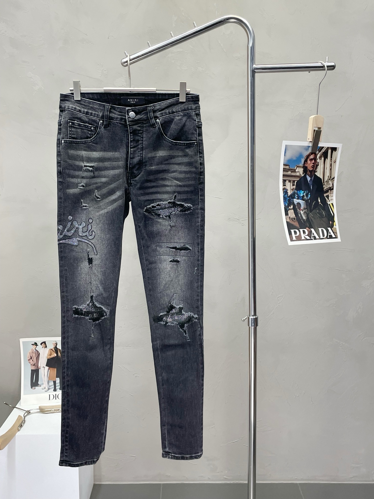 NO:451777,.AMIRI exclusively offers new styles, casual denim straight-leg pants high-end version!  Customized fabrics for counters are breathable and comfortable, with impeccable details, and the brand element design concept reflects high quality. The feel is delicate and soft!  It is casually cut, with a great upper body style!  Number of codes 28-40 (no 35.37.39), amiri, alexander wang19860909.AMIRI独家专供新款 休闲牛仔直筒裤高端版本！专柜定制面料 透气舒适度高,细节无可挑剔,品牌元素设计理念,体现高品质.手感细腻柔软！呈现休闲裁剪,上身版型超赞！码数28-40（无35.37.39）,,amiri,alexander wang,Men's clothing