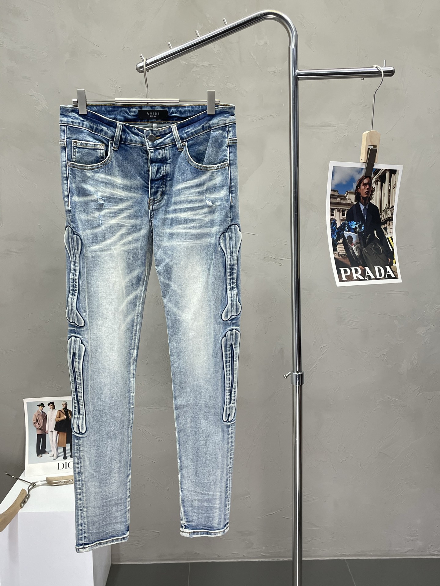 NO:439141,.AMIRI exclusively offers new styles, casual denim straight-leg pants high-end version!  Customized fabrics for counters are breathable and comfortable, with impeccable details, and the brand element design concept reflects high quality. The feel is delicate and soft!  It is casually cut, with a great upper body style!  Number of codes 28-40 (no 35.37.39), amiri, alexander wang19860909.AMIRI独家专供新款 休闲牛仔直筒裤高端版本！专柜定制面料 透气舒适度高,细节无可挑剔,品牌元素设计理念,体现高品质.手感细腻柔软！呈现休闲裁剪,上身版型超赞！码数28-40（无35.37.39）,,amiri,alexander wang,Men's clothing