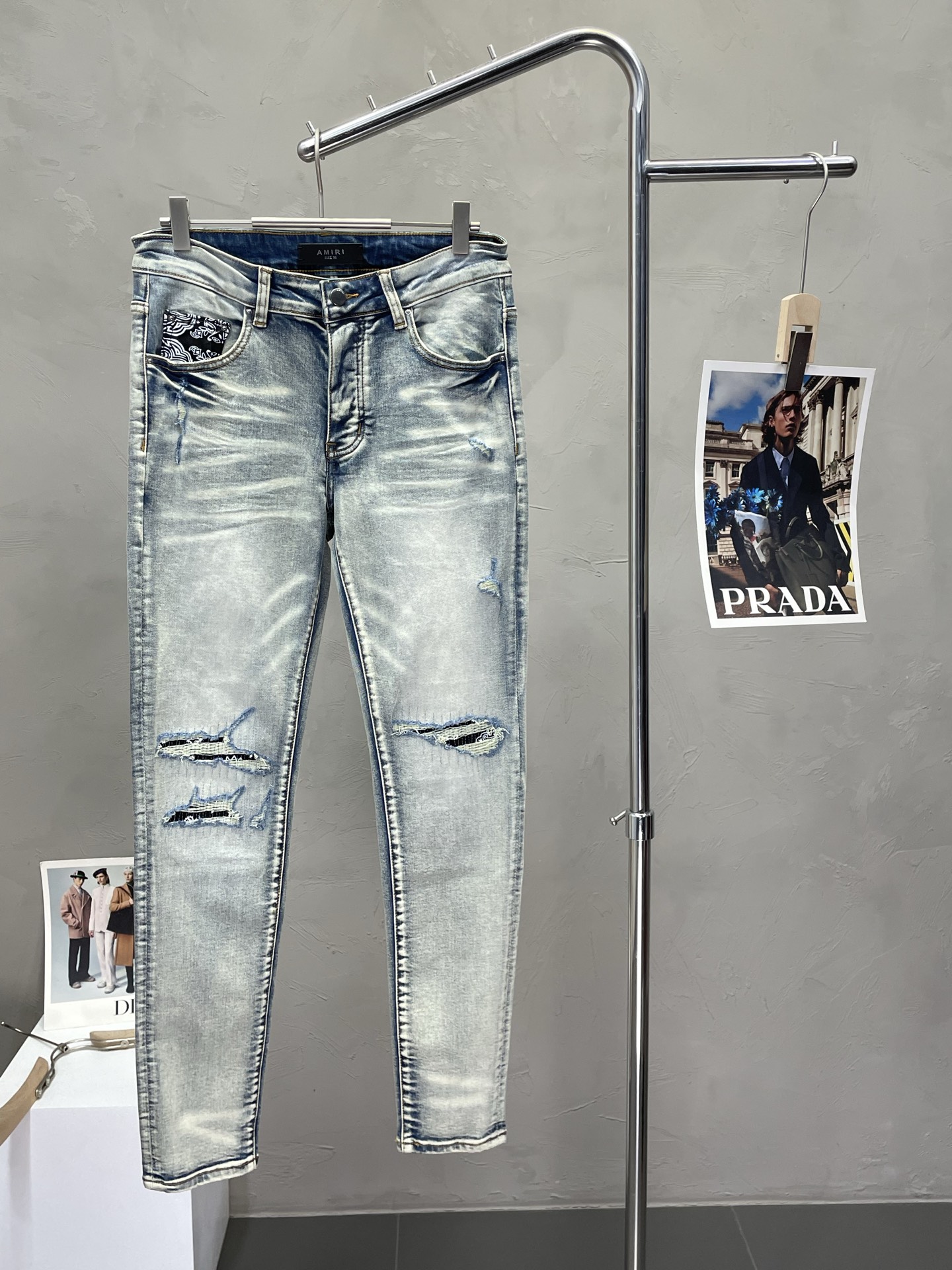 NO:451789,.AMIRI exclusively offers new styles, casual denim straight-leg pants high-end version!  Customized fabrics for counters are breathable and comfortable, with impeccable details, and the brand element design concept reflects high quality. The feel is delicate and soft!  It is casually cut, with a great upper body style!  Number of codes 28-40 (no 35.37.39), amiri, alexander wang19860909.AMIRI独家专供新款 休闲牛仔直筒裤高端版本！专柜定制面料 透气舒适度高,细节无可挑剔,品牌元素设计理念,体现高品质.手感细腻柔软！呈现休闲裁剪,上身版型超赞！码数28-40（无35.37.39）,,amiri,alexander wang,Men's clothing