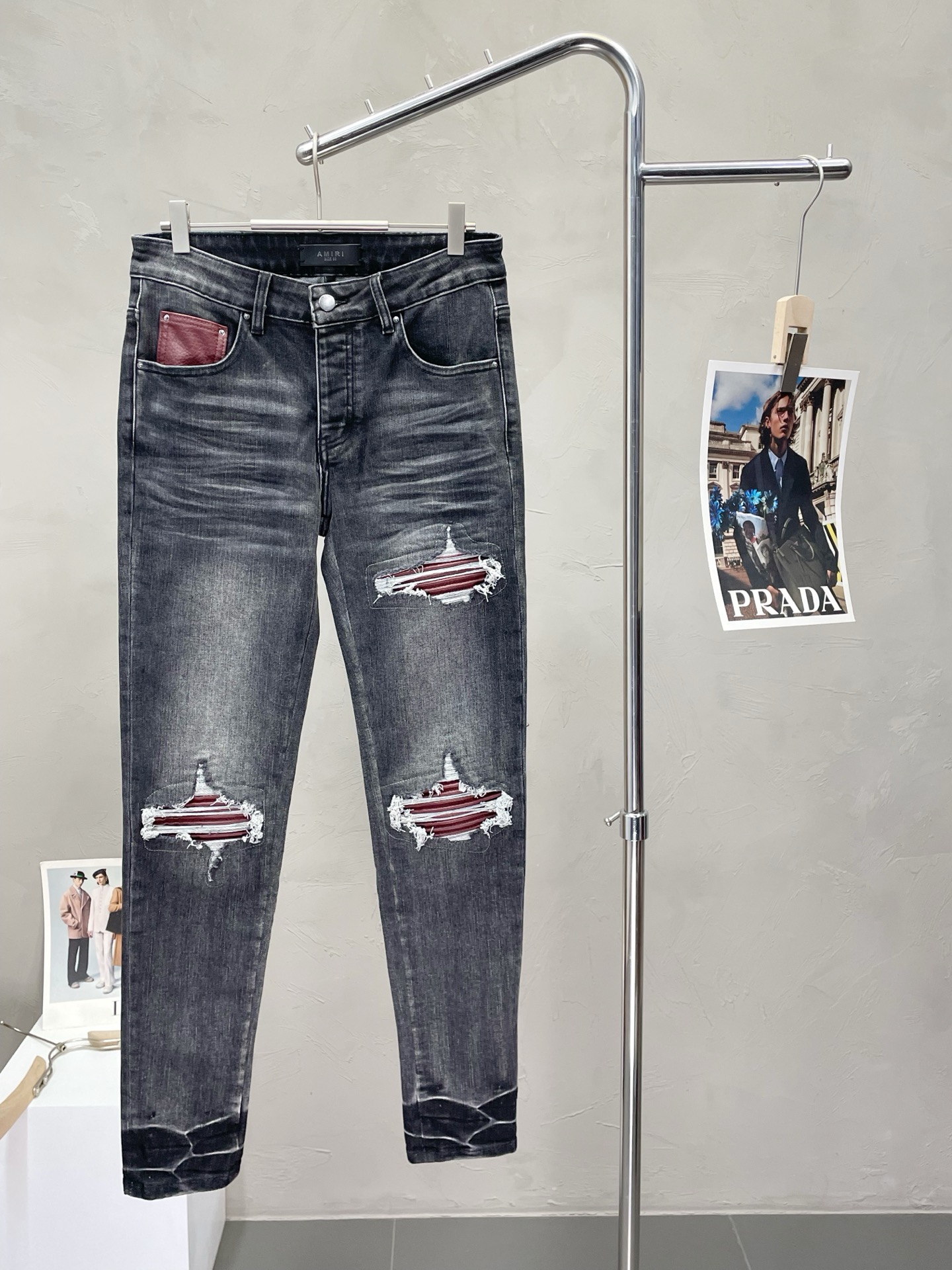 NO:443526,.AMIRI exclusively offers new styles, casual denim straight-leg pants high-end version!  Customized fabrics for counters are breathable and comfortable, with impeccable details, and the brand element design concept reflects high quality. The feel is delicate and soft!  It is casually cut, with a great upper body style!  Number of codes 28-40 (no 35.37.39), amiri, alexander wang19860909.AMIRI独家专供新款 休闲牛仔直筒裤高端版本！专柜定制面料 透气舒适度高,细节无可挑剔,品牌元素设计理念,体现高品质.手感细腻柔软！呈现休闲裁剪,上身版型超赞！码数28-40（无35.37.39）,,amiri,alexander wang,Men's clothing