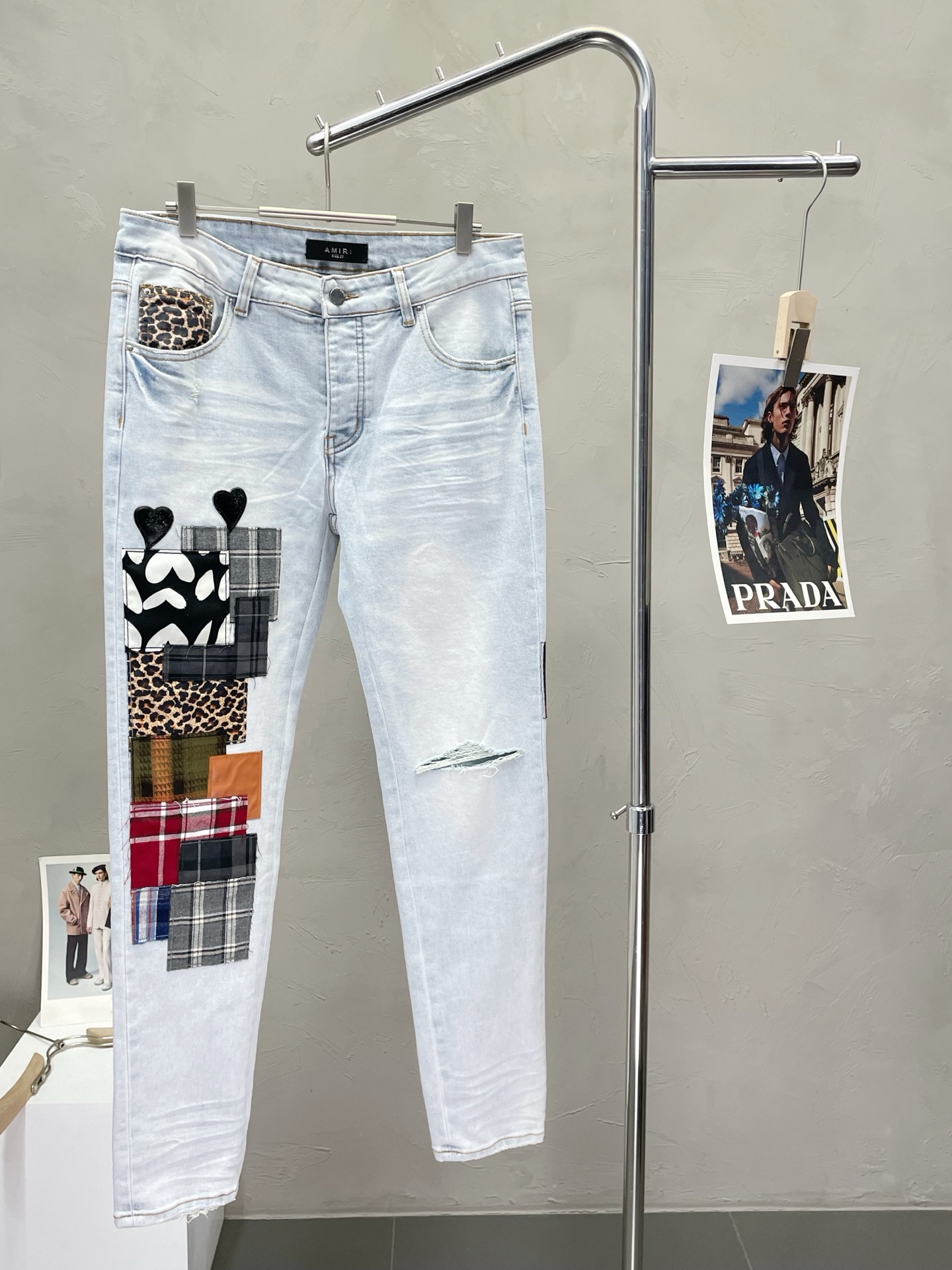 NO:439177,.AMIRI exclusively offers new styles, casual denim straight-leg pants high-end version!  Customized fabrics for counters are breathable and comfortable, with impeccable details, and the brand element design concept reflects high quality. The feel is delicate and soft!  It is casually cut, with a great upper body style!  Number of codes 28-40 (no 35.37.39), amiri, alexander wang19860909.AMIRI独家专供新款 休闲牛仔直筒裤高端版本！专柜定制面料 透气舒适度高,细节无可挑剔,品牌元素设计理念,体现高品质.手感细腻柔软！呈现休闲裁剪,上身版型超赞！码数28-40（无35.37.39）,,amiri,alexander wang,Men's clothing