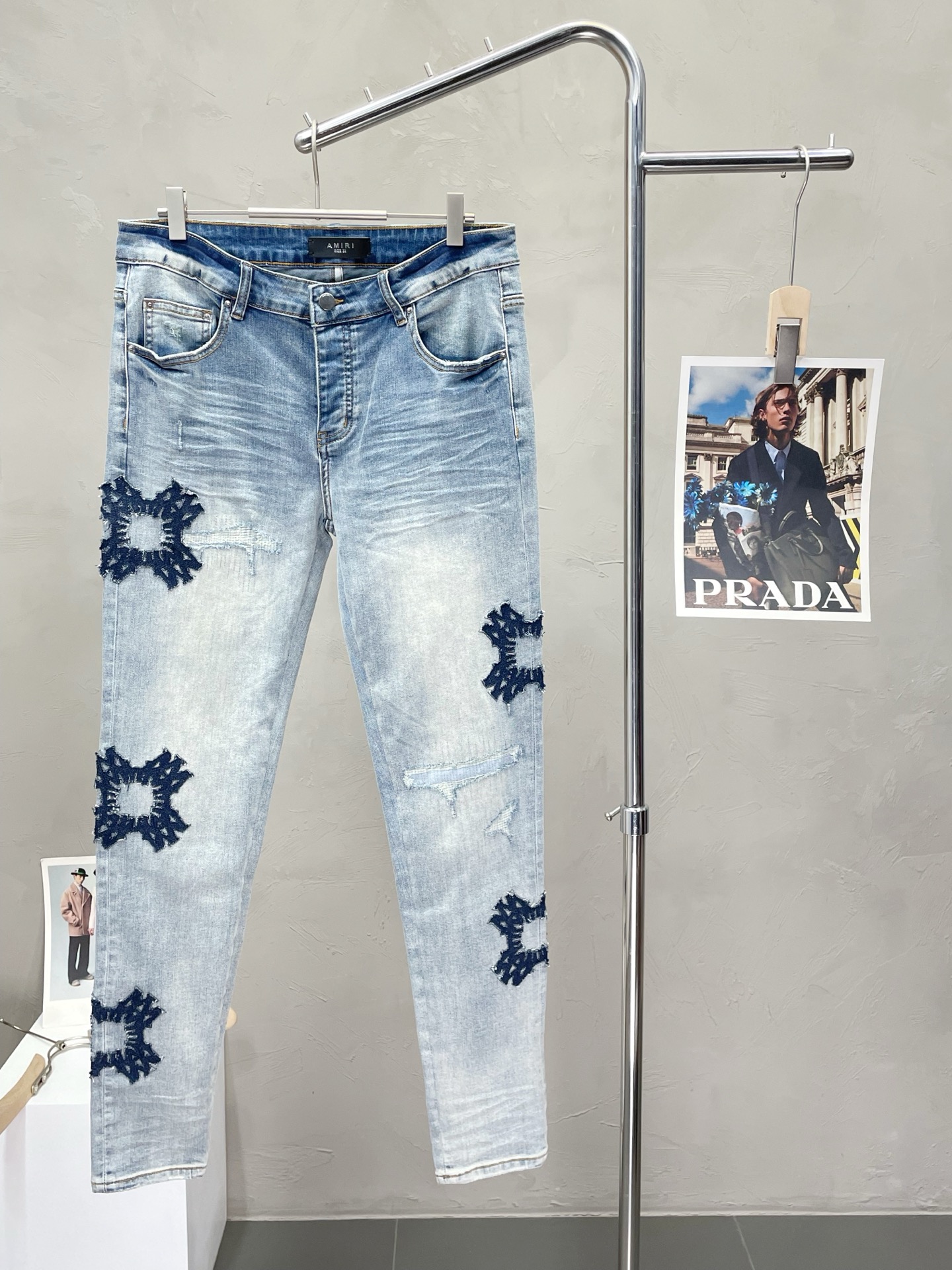 NO:451758,.AMIRI exclusively offers new styles, casual denim straight-leg pants high-end version!  Customized fabrics for counters are breathable and comfortable, with impeccable details, and the brand element design concept reflects high quality. The feel is delicate and soft!  It is casually cut, with a great upper body style!  Number of codes 28-40 (no 35.37.39), amiri, alexander wang19860909.AMIRI独家专供新款 休闲牛仔直筒裤高端版本！专柜定制面料 透气舒适度高,细节无可挑剔,品牌元素设计理念,体现高品质.手感细腻柔软！呈现休闲裁剪,上身版型超赞！码数28-40（无35.37.39）,,amiri,alexander wang,Men's clothing