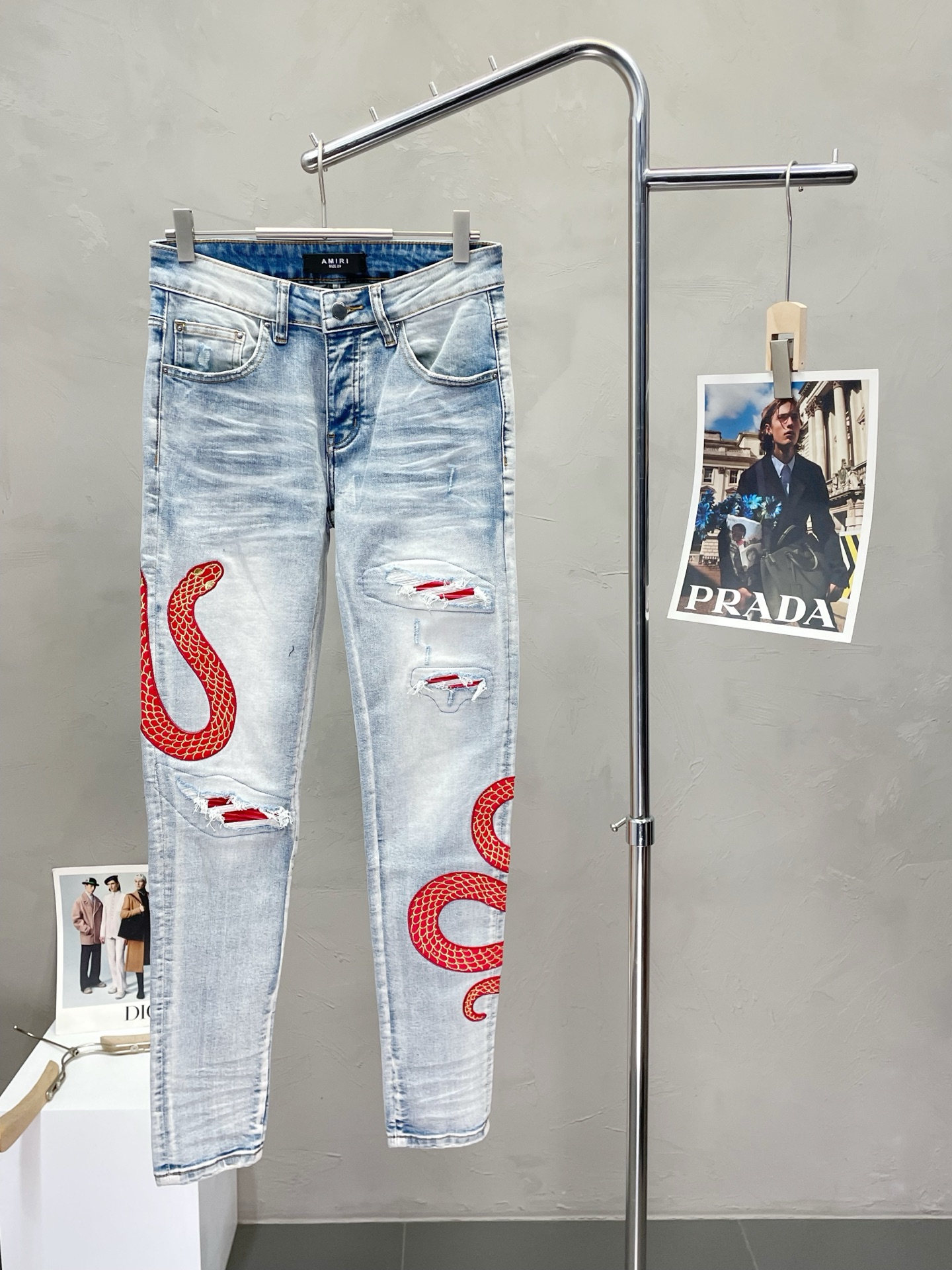 NO:443547,.AMIRI exclusively offers new styles, casual denim straight-leg pants high-end version!  Customized fabrics for counters are breathable and comfortable, with impeccable details, and the brand element design concept reflects high quality. The feel is delicate and soft!  It is casually cut, with a great upper body style!  Number of codes 28-40 (no 35.37.39), amiri, alexander wang19860909.AMIRI独家专供新款 休闲牛仔直筒裤高端版本！专柜定制面料 透气舒适度高,细节无可挑剔,品牌元素设计理念,体现高品质.手感细腻柔软！呈现休闲裁剪,上身版型超赞！码数28-40（无35.37.39）,,amiri,alexander wang,Men's clothing