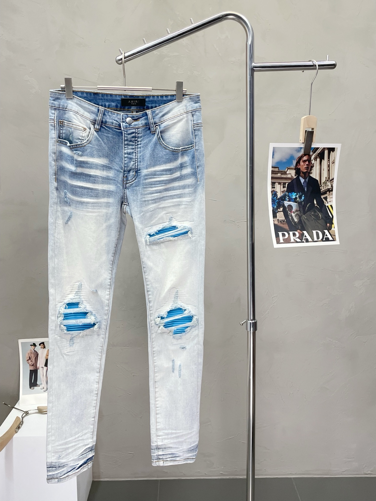 NO:439163,.AMIRI exclusively offers new styles, casual denim straight-leg pants high-end version!  Customized fabrics for counters are breathable and comfortable, with impeccable details, and the brand element design concept reflects high quality. The feel is delicate and soft!  It is casually cut, with a great upper body style!  Number of codes 28-40 (no 35.37.39), amiri, alexander wang19860909.AMIRI独家专供新款 休闲牛仔直筒裤高端版本！专柜定制面料 透气舒适度高,细节无可挑剔,品牌元素设计理念,体现高品质.手感细腻柔软！呈现休闲裁剪,上身版型超赞！码数28-40（无35.37.39）,,amiri,alexander wang,Men's clothing