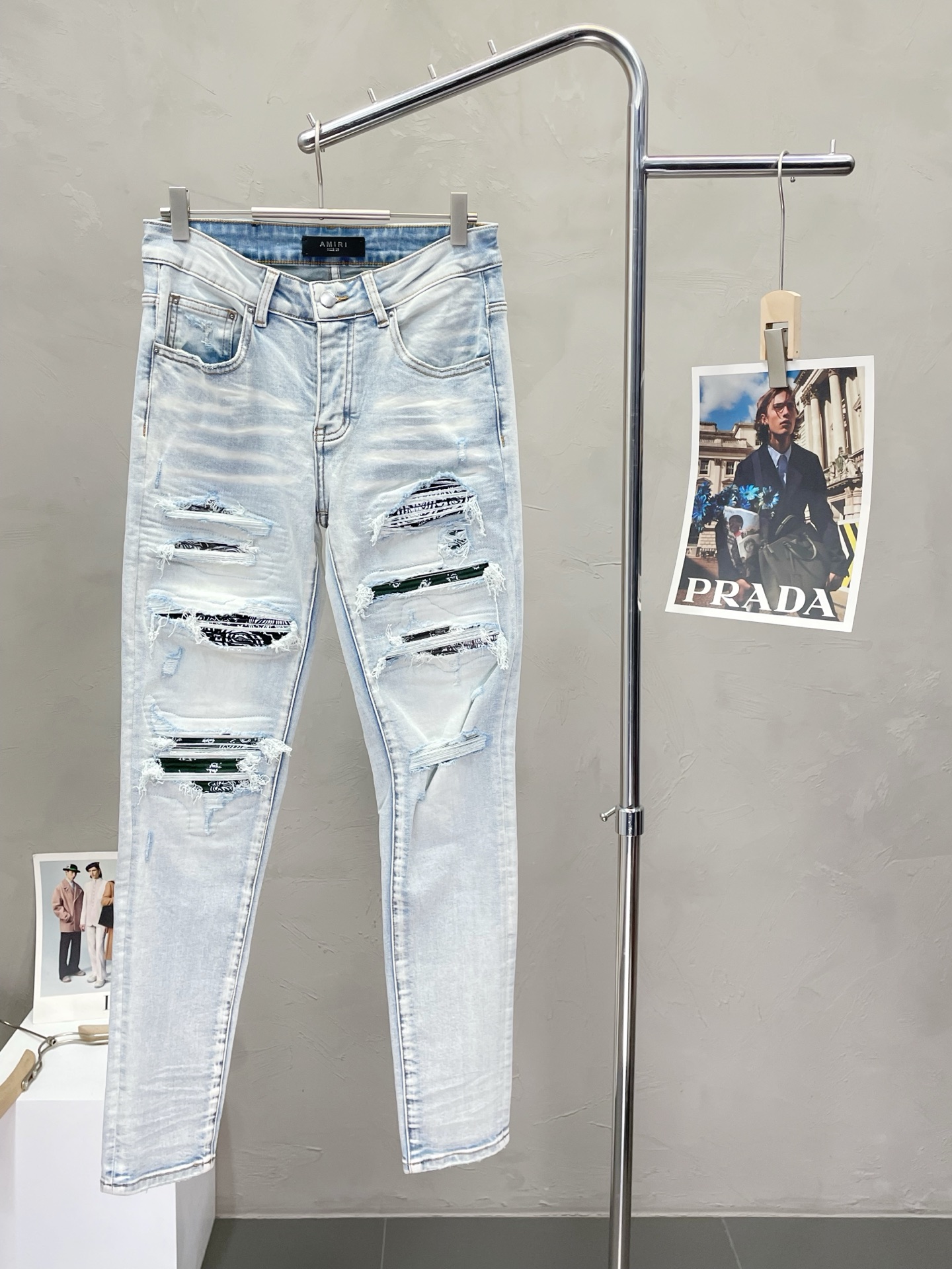 NO:443539,.AMIRI exclusively offers new styles, casual denim straight-leg pants high-end version!  Customized fabrics for counters are breathable and comfortable, with impeccable details, and the brand element design concept reflects high quality. The feel is delicate and soft!  It is casually cut, with a great upper body style!  Number of codes 28-40 (no 35.37.39), amiri, alexander wang19860909.AMIRI独家专供新款 休闲牛仔直筒裤高端版本！专柜定制面料 透气舒适度高,细节无可挑剔,品牌元素设计理念,体现高品质.手感细腻柔软！呈现休闲裁剪,上身版型超赞！码数28-40（无35.37.39）,,amiri,alexander wang,Men's clothing