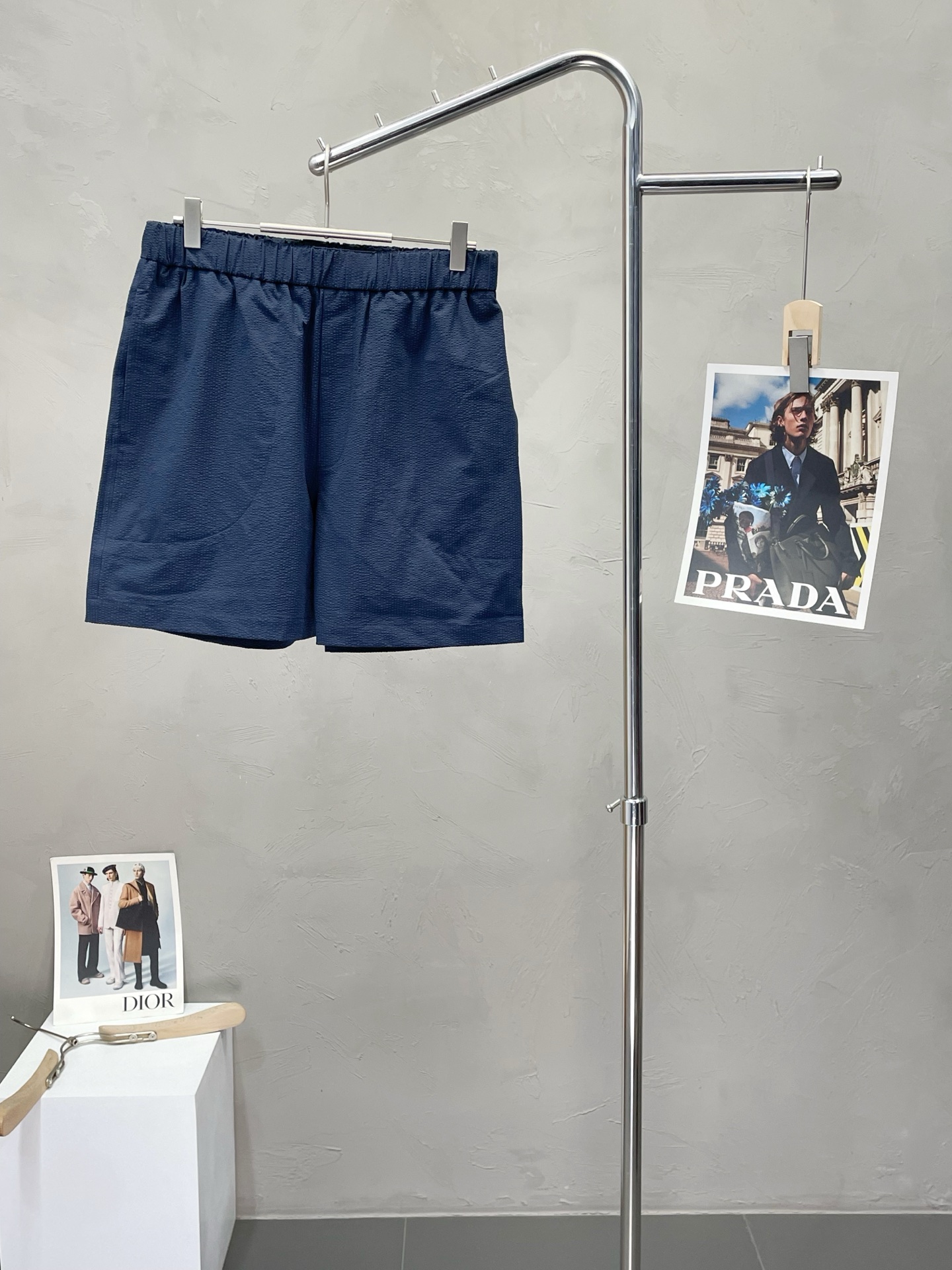 NO:447952,.Moncler mask exclusively offers new casual shorts, high-end version!  Customized bubble wrinkle fabric in the counter is breathable and comfortable, with impeccable details, and the brand element design concept reflects high quality. It feels delicate and soft!  It is casually cut, with a great upper body style!  Number of codes 1-4, Moncler, shorts, alexander wang19860909.Moncler蒙口独家专供新款休闲短裤,高端版本！专柜定制泡泡皱面料 透气舒适度高,细节无可挑剔,品牌元素设计理念,体现高品质.手感细腻柔软！呈现休闲裁剪,上身版型超赞！码数1-4,,Moncler,shorts,alexander wang,Men's clothing