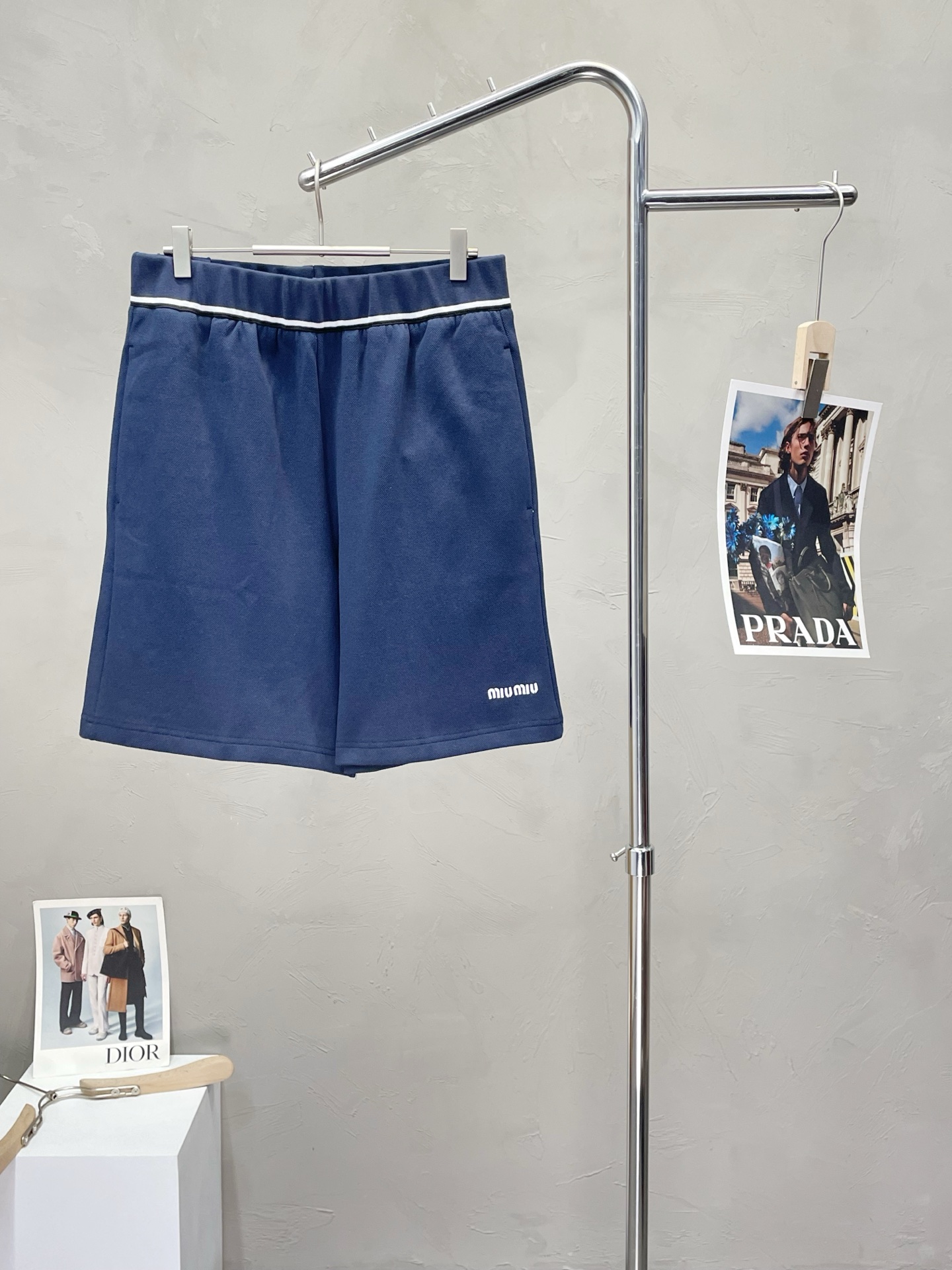 NO:447908,.Miu Miu Miu exclusively offers new casual shorts, embroidered beaded shorts, high-end version!  Customized fabrics for counters are breathable and comfortable, with impeccable details, and the brand element design concept reflects high quality. The feel is delicate and soft!  It is casually cut, with a great upper body style!  S-XL, miumiu, shorts, alexander wang19860909.Miu Miu缪缪独家专供新款休闲短裤,刺绣珠地布短裤 高端版本！专柜定制面料 透气舒适度高,细节无可挑剔,品牌元素设计理念,体现高品质.手感细腻柔软！呈现休闲裁剪,上身版型超赞！码数S-XL,,miumiu,shorts,alexander wang,Men's clothing