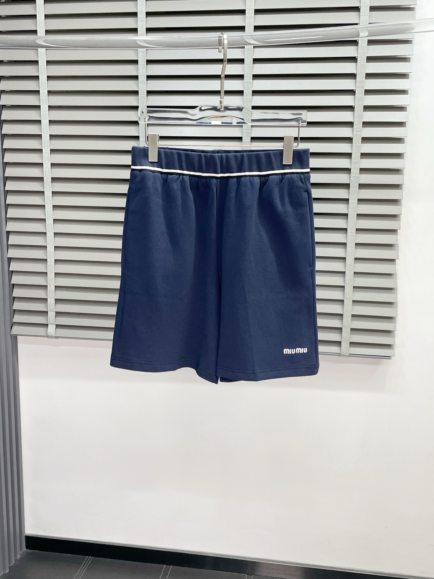 NO:451825,.Miu Miu Miu exclusively offers new casual shorts, embroidered beaded shorts, high-end version!  Customized fabrics for counters are breathable and comfortable, with impeccable details, and the brand element design concept reflects high quality. The feel is delicate and soft!  It is casually cut, with a great upper body style!  S-XL, miumiu, shorts, alexander wang19860909.Miu Miu缪缪独家专供新款休闲短裤,刺绣珠地布短裤 高端版本！专柜定制面料 透气舒适度高,细节无可挑剔,品牌元素设计理念,体现高品质.手感细腻柔软！呈现休闲裁剪,上身版型超赞！码数S-XL,,miumiu,shorts,alexander wang,Men's clothing