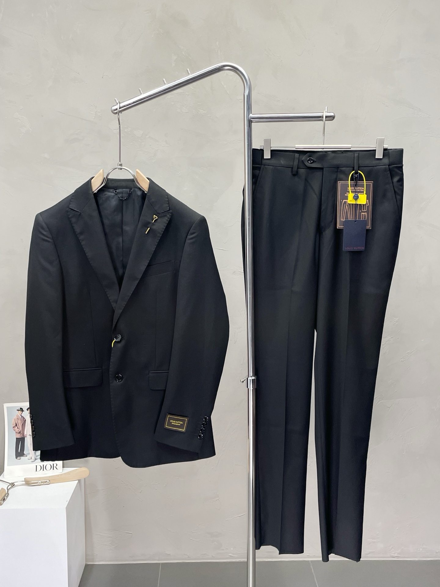 NO:439256,/Set. Single West, Trousers. Louis Vuitton Louis Vuitton Spring and Autumn New Suit Set, Foreign Trade Company Order Simple and Casual Suit Jacket, Exclusively for imported original polyester fiber fabric, breathable, soft and warm, strong straight and drape, the whole piece of clothing is neat and flat, all hardware accessories are customer-supplied top-grade accessories, and it is obvious that it is high-end fabric. This fabric is fixed-woven. There is no good product from the outside through a regular manufacturer, without any picky place. This jacket is often worn and has strong practicality. Size jackets 46-58, 29-38,, louis vuitton, louis vuitton, jackets & coats, business suit, alexander wang19860909/套.单西、西裤.Louis Vuitton路易威登春秋新款西服套装,外贸公司订单 简约休闲西装外套,独家专供进口原版聚酯纤维面料,透气柔软保暖性很强,笔挺垂感十足,整件衣服车工走线整齐平整,所有五金附料都是客供带logo顶级配件 一看就是高档的面料 这种面料都是定织的 外面根本就没有 正规大厂途径出来的好货,无任何有挑剔的地方 这样的一件外套属于常备常穿的,实用性很强.尺码外套46-58、裤子29-38,,louis vuitton,louis vuitton,jackets & coats,business suit,alexander wang,Men's clothing