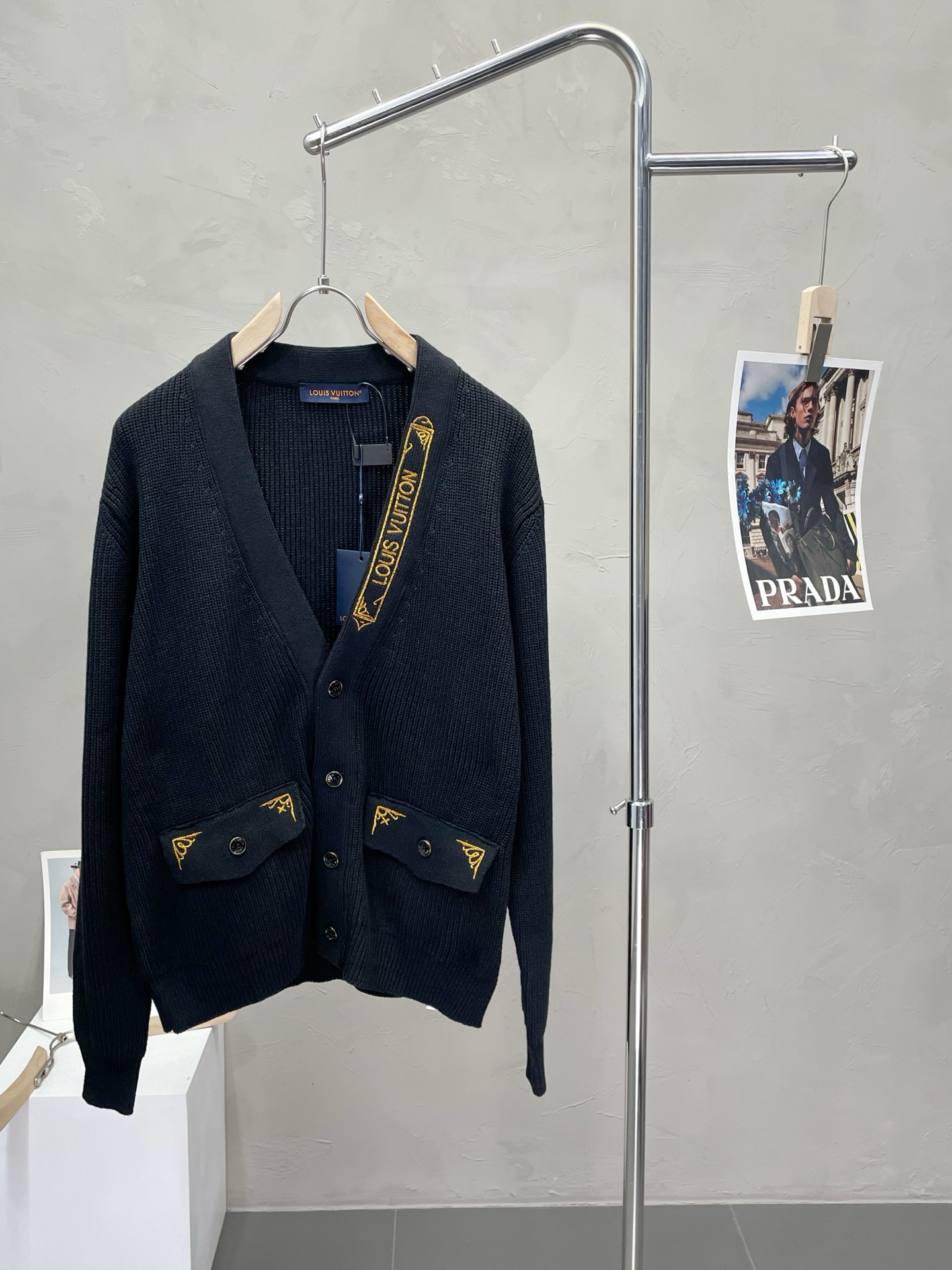 NO:439250,.Louis Vuitton exclusively offers the latest autumn and winter fashion sweater jackets. Classic chest embroidery design and design with great appearance. The quality is even more unscrupulous. You can buy it directly. You can't get it wrong! Through detailed pictures, you can feel its powerful aura. The imported fabric has a significant effect in keeping warm, so you don’t have to worry about a little chill! It is both fashionable and functional, and the whole style looks more luxurious and elegant! Size S-XL, louis vuitton,louis vuitton,jackets & coats,sweaters,alexander wang19860909.Louis Vuitton路易威登独家专供最新秋冬时尚毛衣外套 胸口刺绣经典设计与颜值爆棚的设计 品质更是无法挑剔品控可以直接入手,不容过错的高端臻品！通过细节图片便可感受到它强悍的气场,进口面料 聚温保暖效果显著,完全不用担心会有一点寒意！时尚与功能性兼备,整款显得更加的奢华大气！ 尺码S-XL,,louis vuitton,louis vuitton,jackets & coats,sweaters,alexander wang,Men's clothing